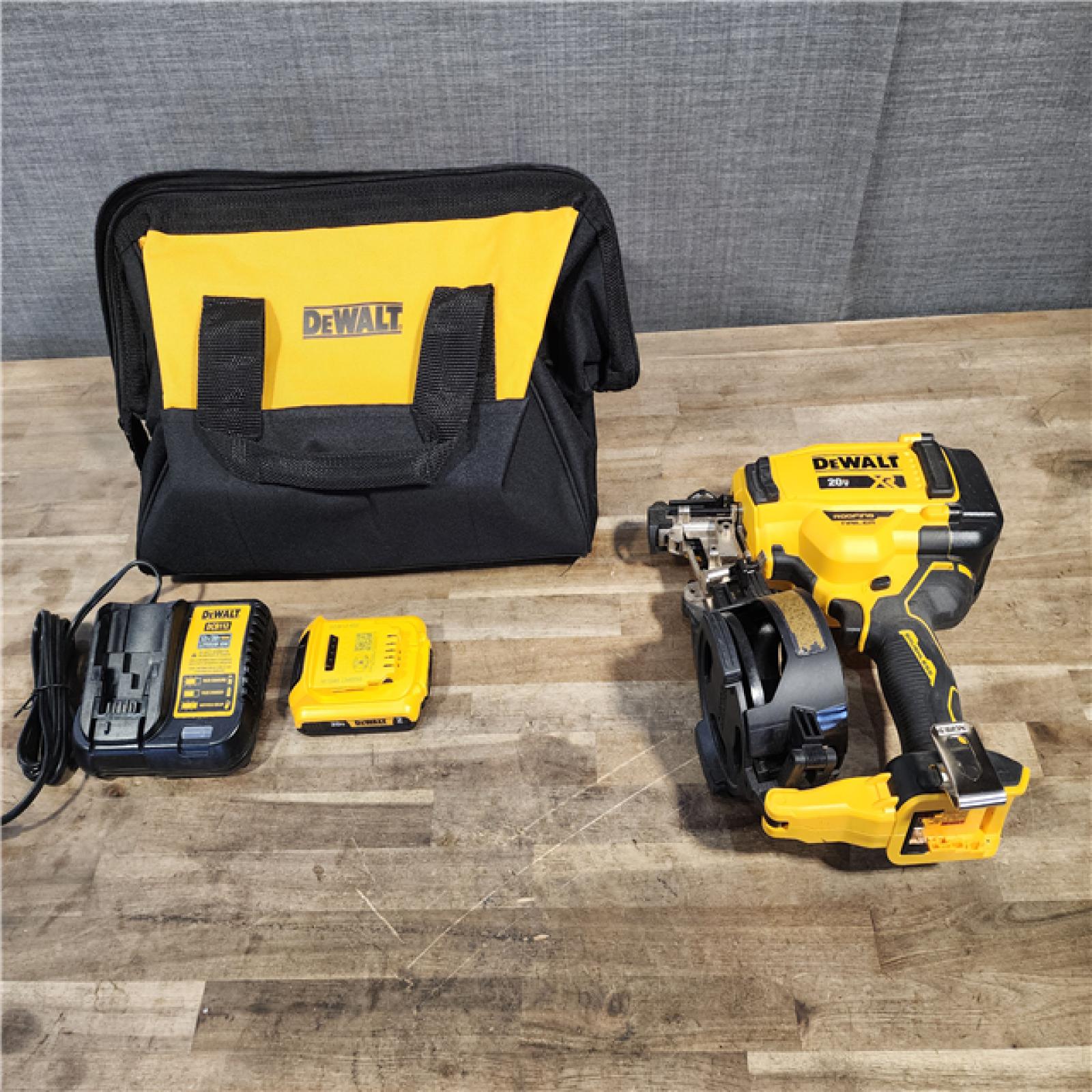 HOUSTON LOCATION - AS-IS DEWALT Roofing Nailer Cordless Kit w/ Battery & Charger