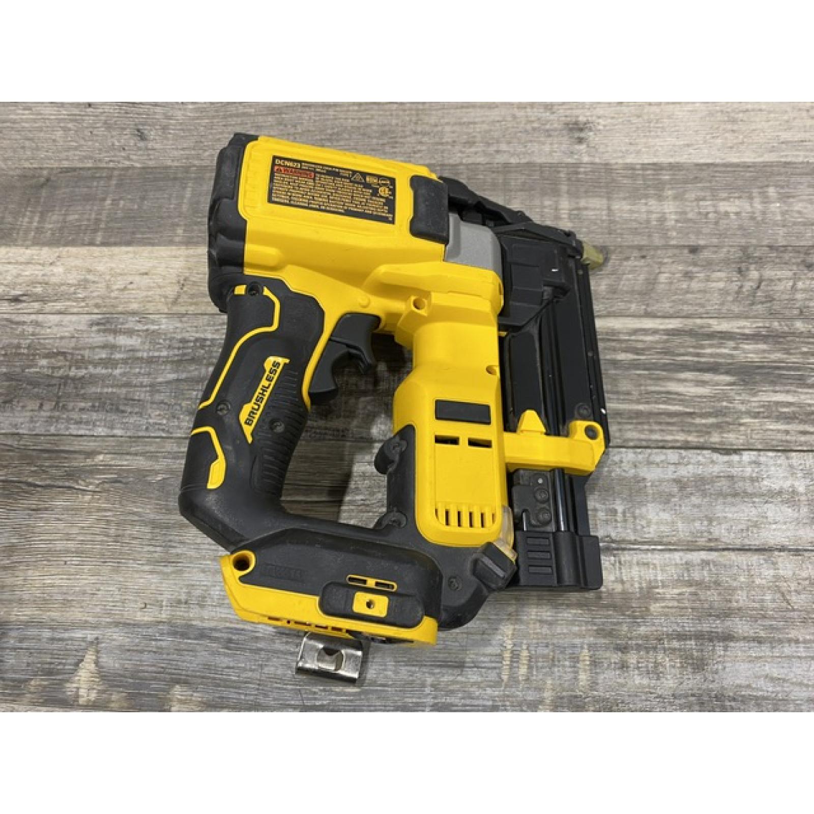 AS-IS DEWALT ATOMIC 20V MAX Lithium Ion Cordless 23 Gauge Pin Nailer Kit