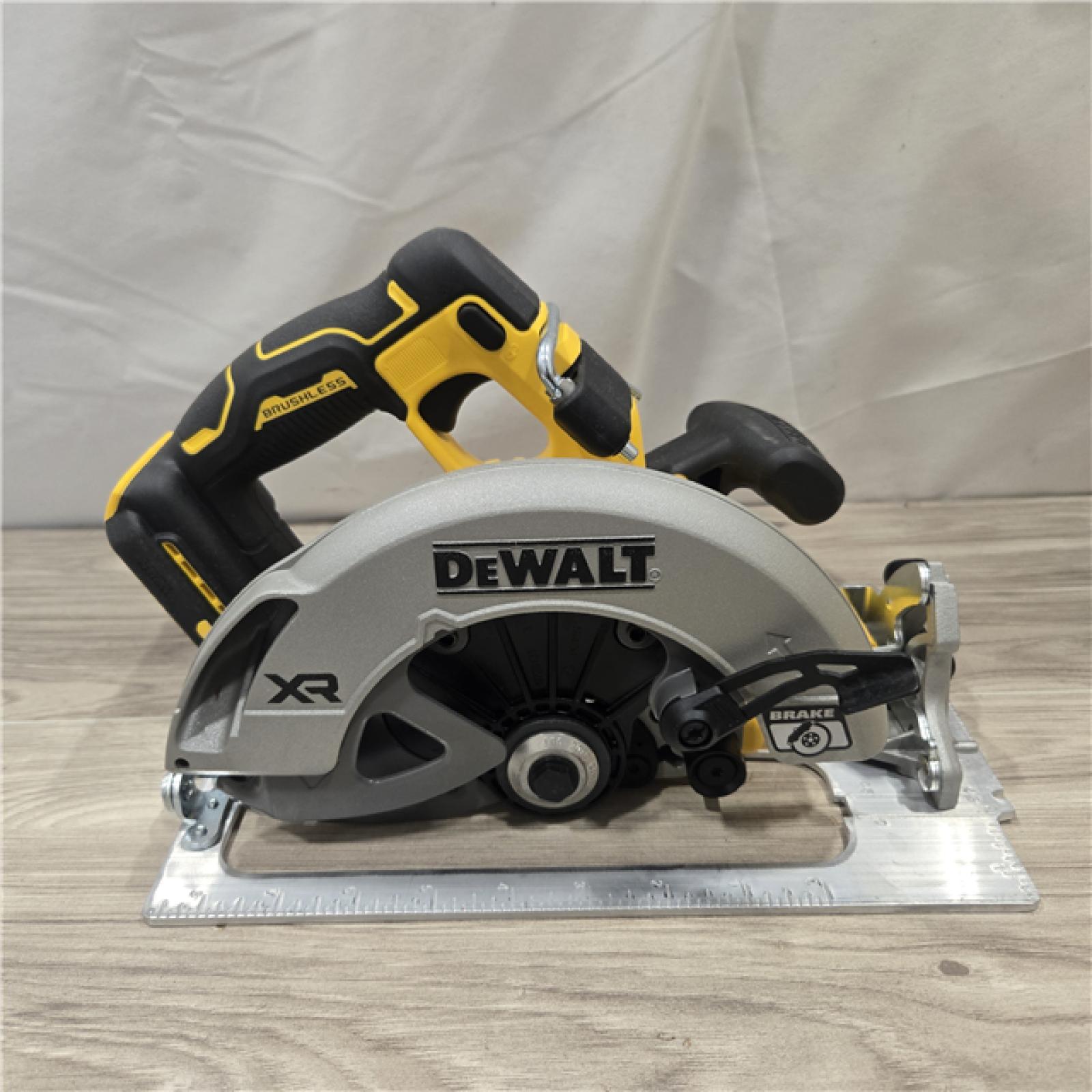 AS-IS DEWALT 20-Volt MAX 7-1/4 in. Cordless Circular Saw (Tool Only)