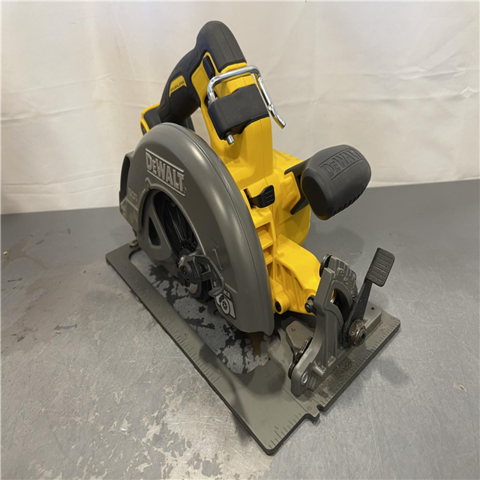 AS-IS - DeWALT FLEXVOLT 60V MAX Cordless Brushless 7-1/4 in. Circular Saw with Brake