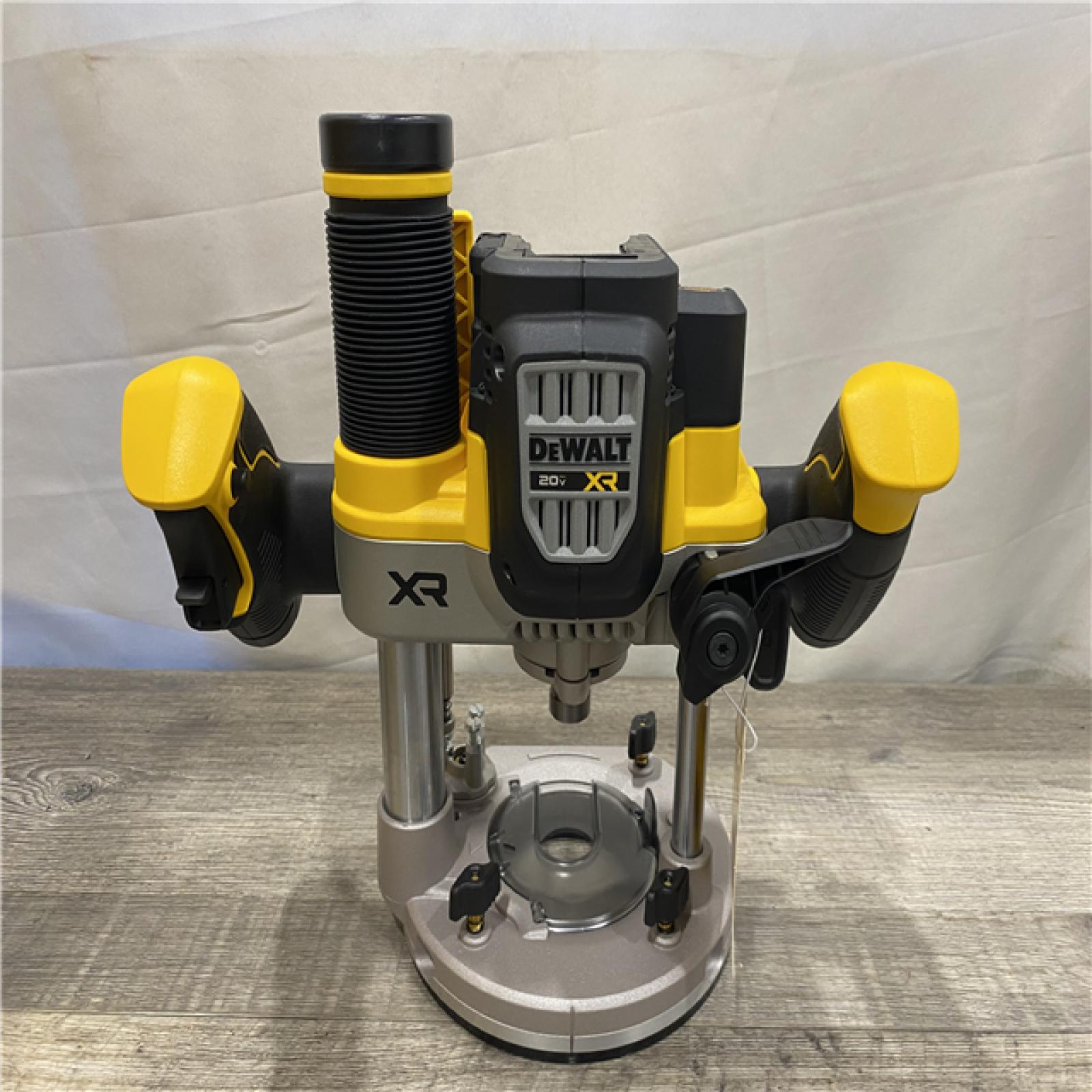 LIKE NEW - DEWALT 20V MAX XR 2-1/4 Peak HP Brushless Cordless Plunge Router (Tool Only)