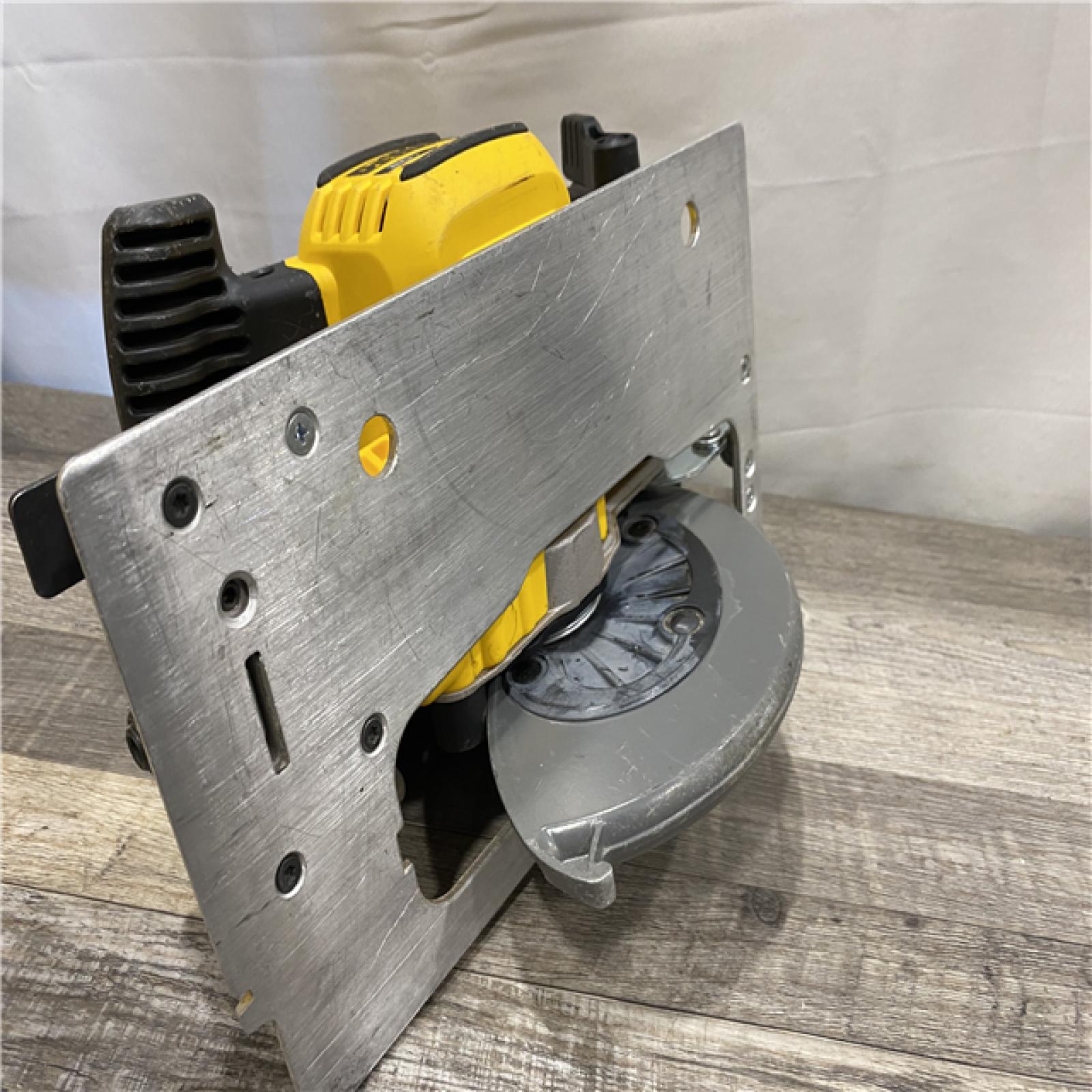 AS-IS DEWALT 20-Volt MAX 7-1/4 in. Cordless Circular Saw (Tool Only)