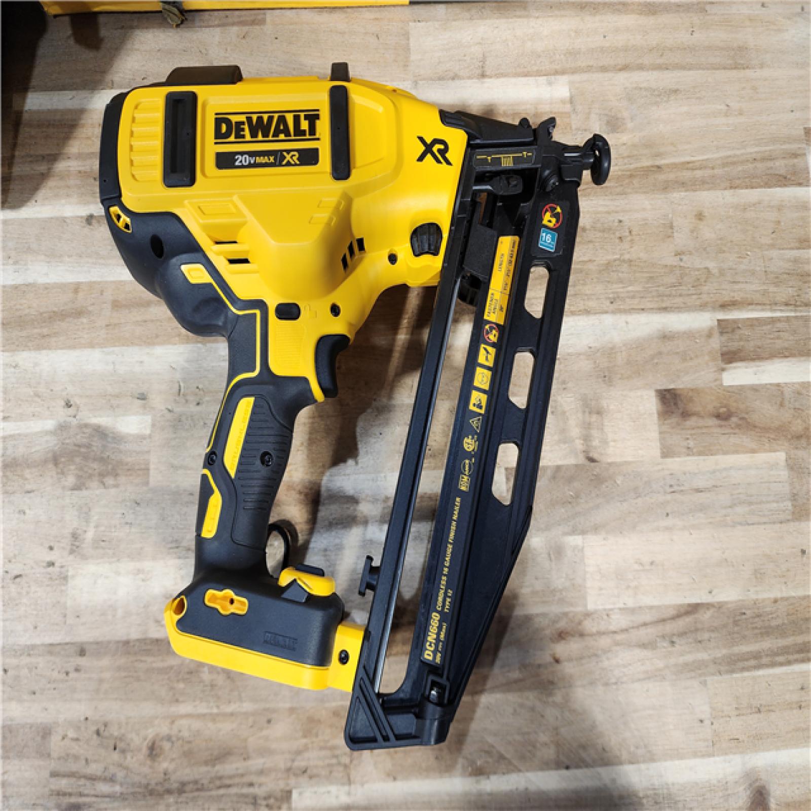 HOUSTON LOCATION - AS-IS DEWALT 20V MAX XR 16-Gauge Electric Cordless Angled Finishing Nailer Kit