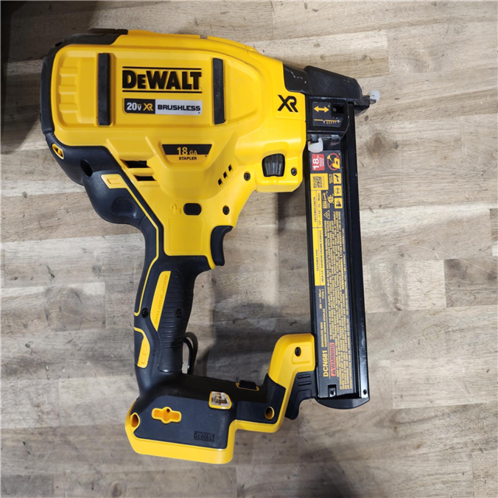 HOUSTON LOCATION - AS-IS DEWALT XR 18 GA NARROW CROWN STAPLER KIT (DCN681D1)