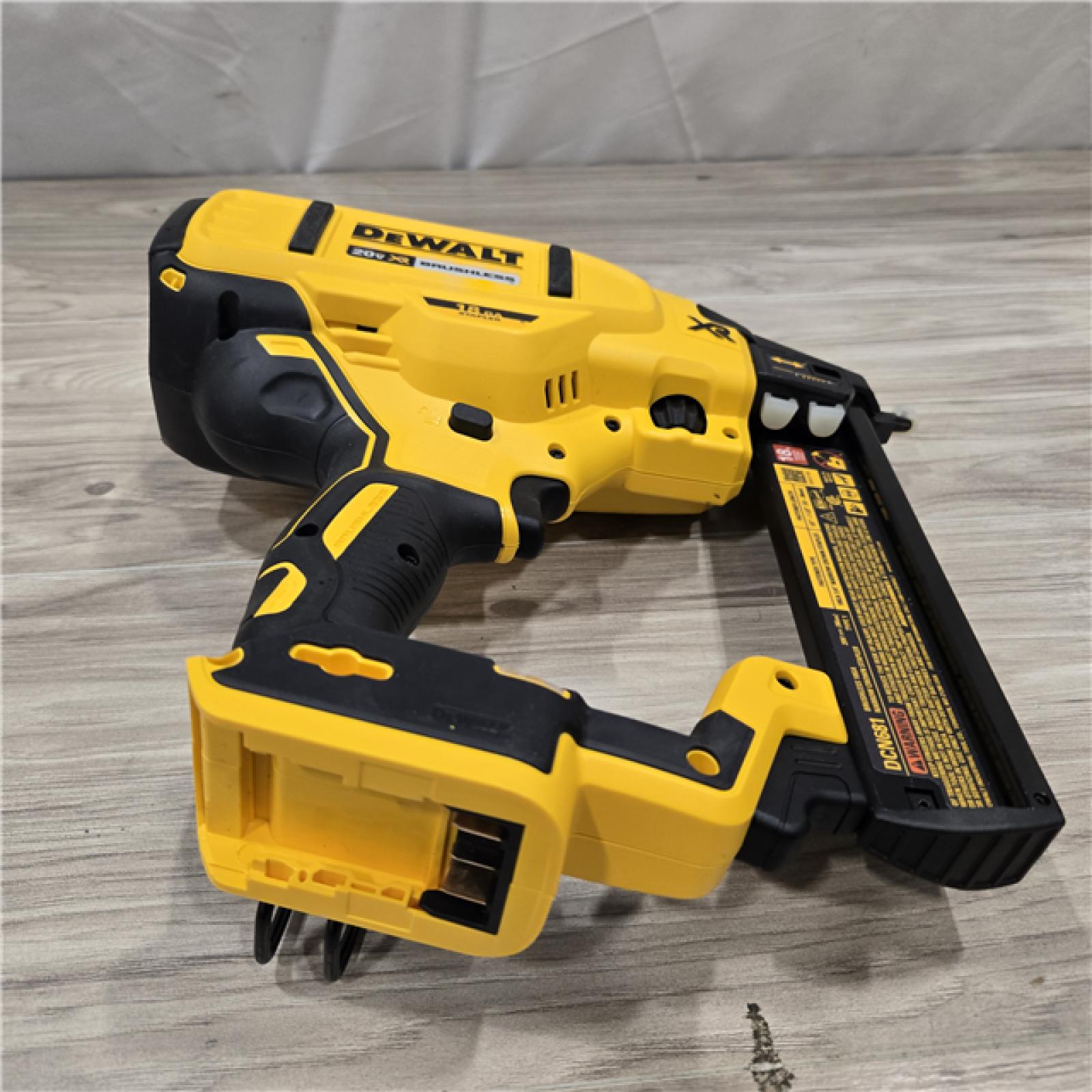 AS-IS DeWALT DCN681D1 20V MAX 18ga Cordless Narrow Crown Stapler Kit