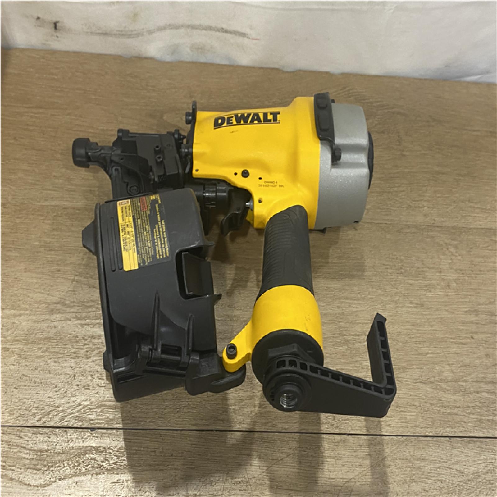 AS-IS DEWALT DW66C-1 2-1/2 Inch 15 Degree Coil Siding and Fencing Nailer