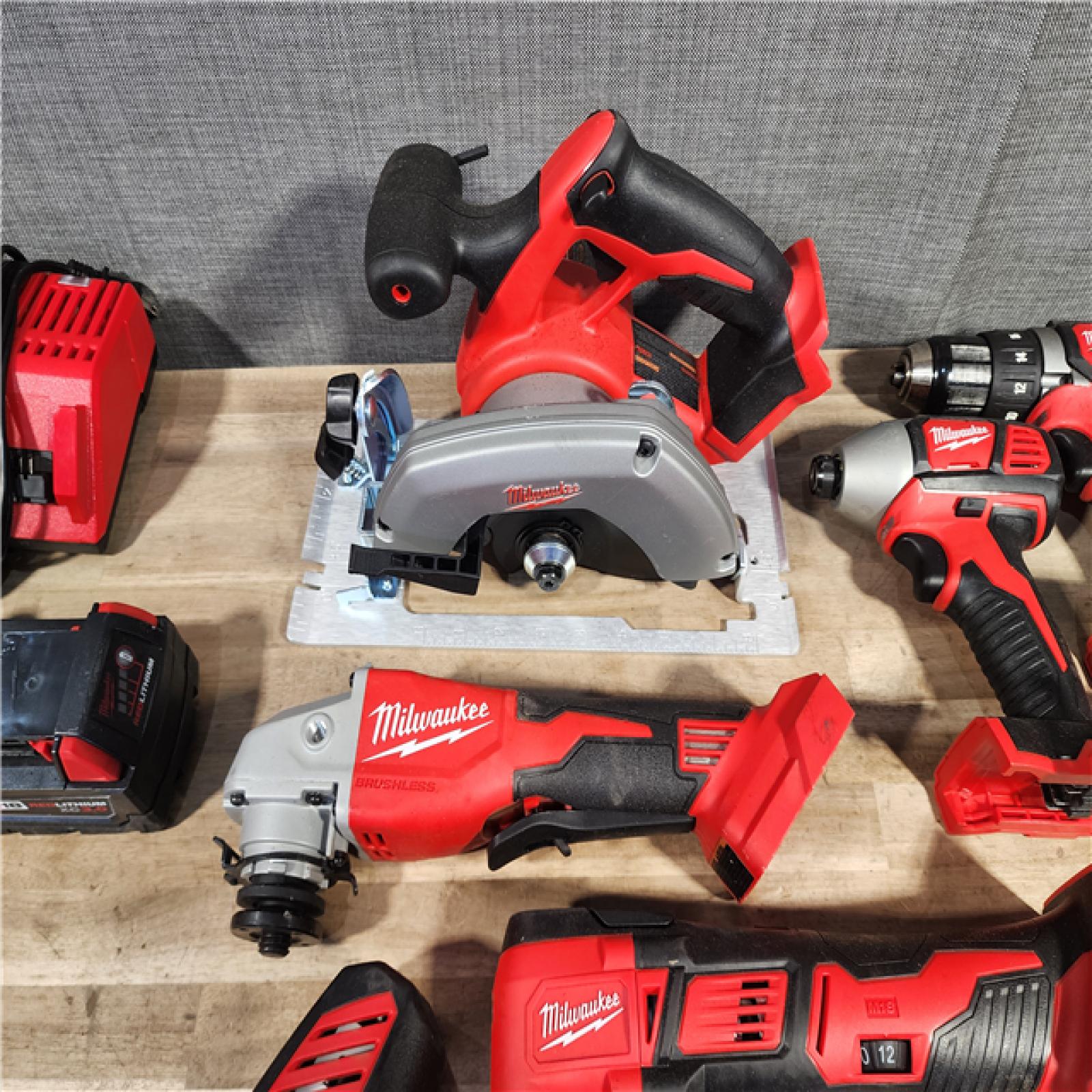 HOUSTON LOCATION - AS-IS MILWAUKEE 7 TOOL COMBO KIT W/ (2) BATTERY & CHARGER