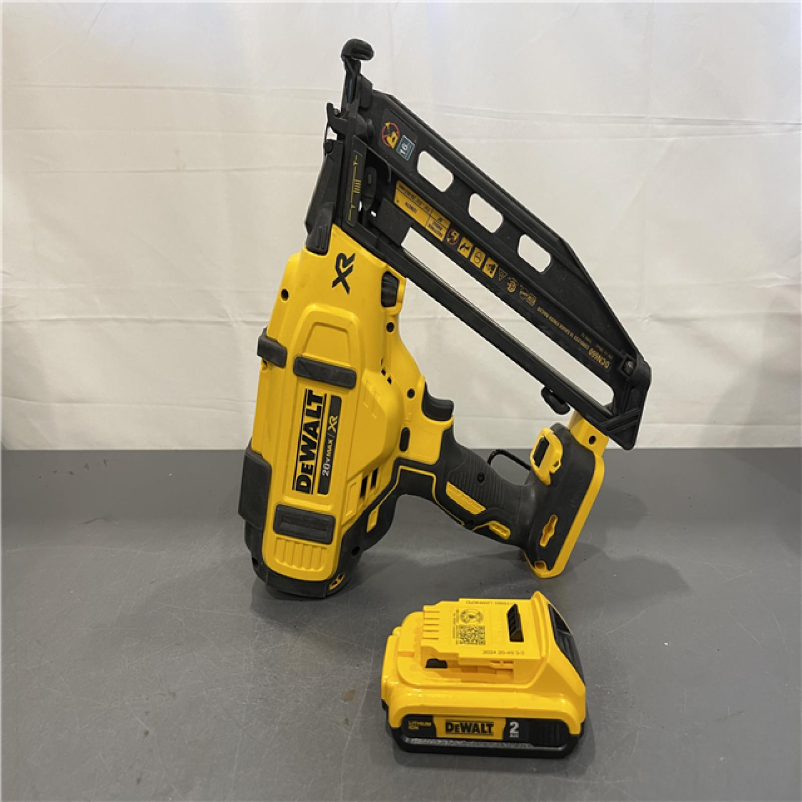 AS-IS - DeWalt 20V 16 Gauge Cordless Angled Finish Nailer Kit