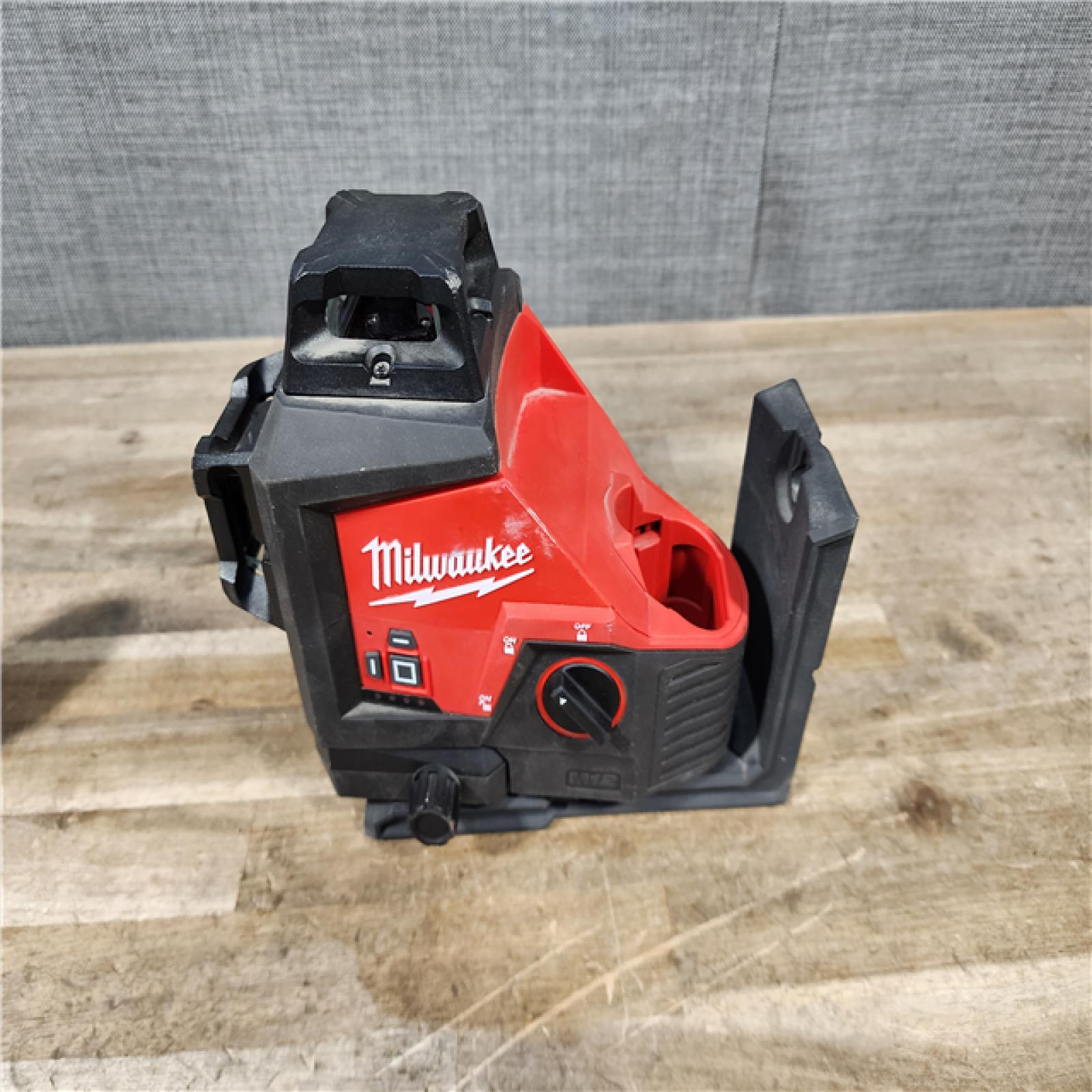 HOUSTON LOCATION - AS-IS Milwaukee-3632-21 M12 Green Beam Laser 360° 3-Plane Kit