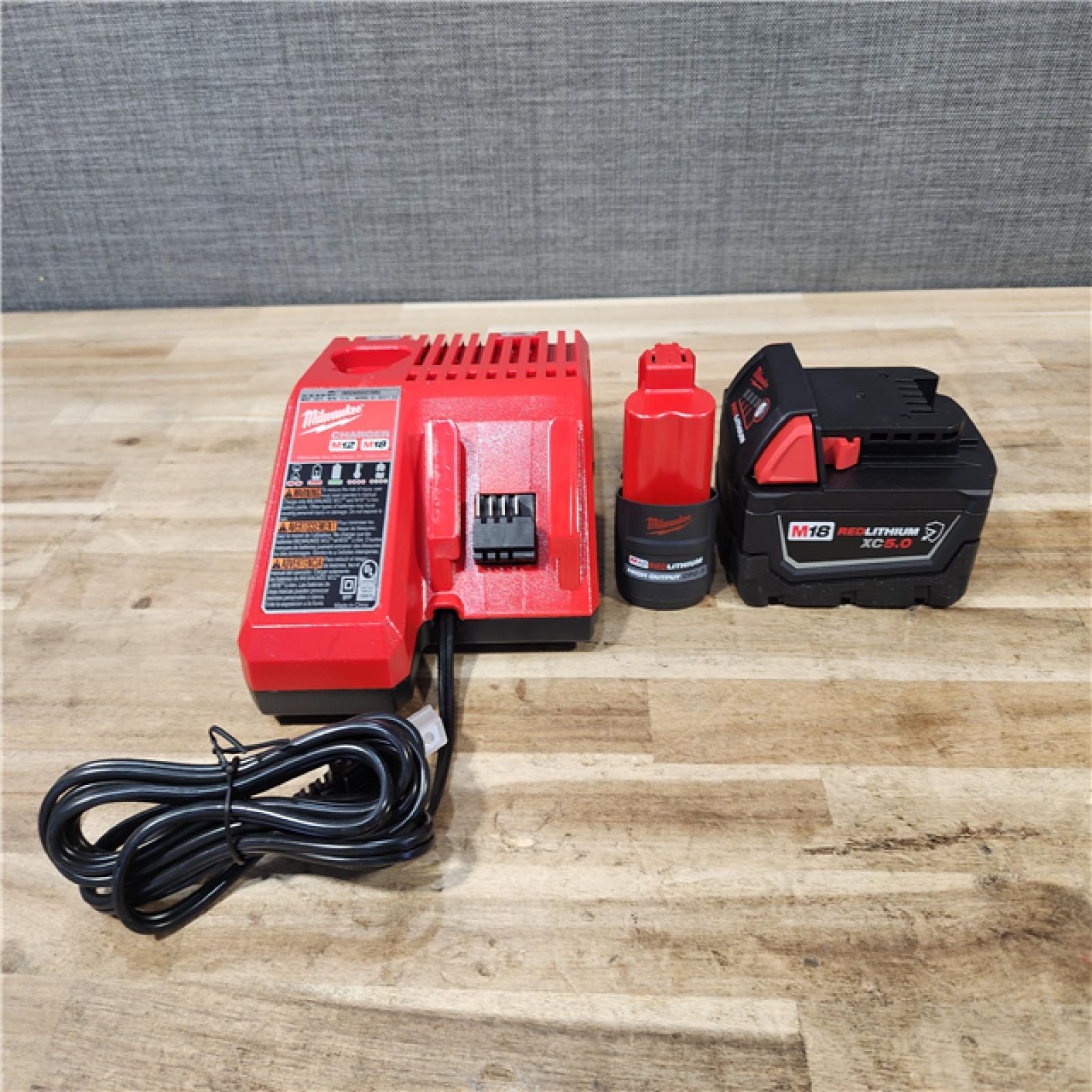 HOUSTON LOCATION - AS-IS Milwaukee 2 Tool Combo Kit W/ (2) Battery & Charger