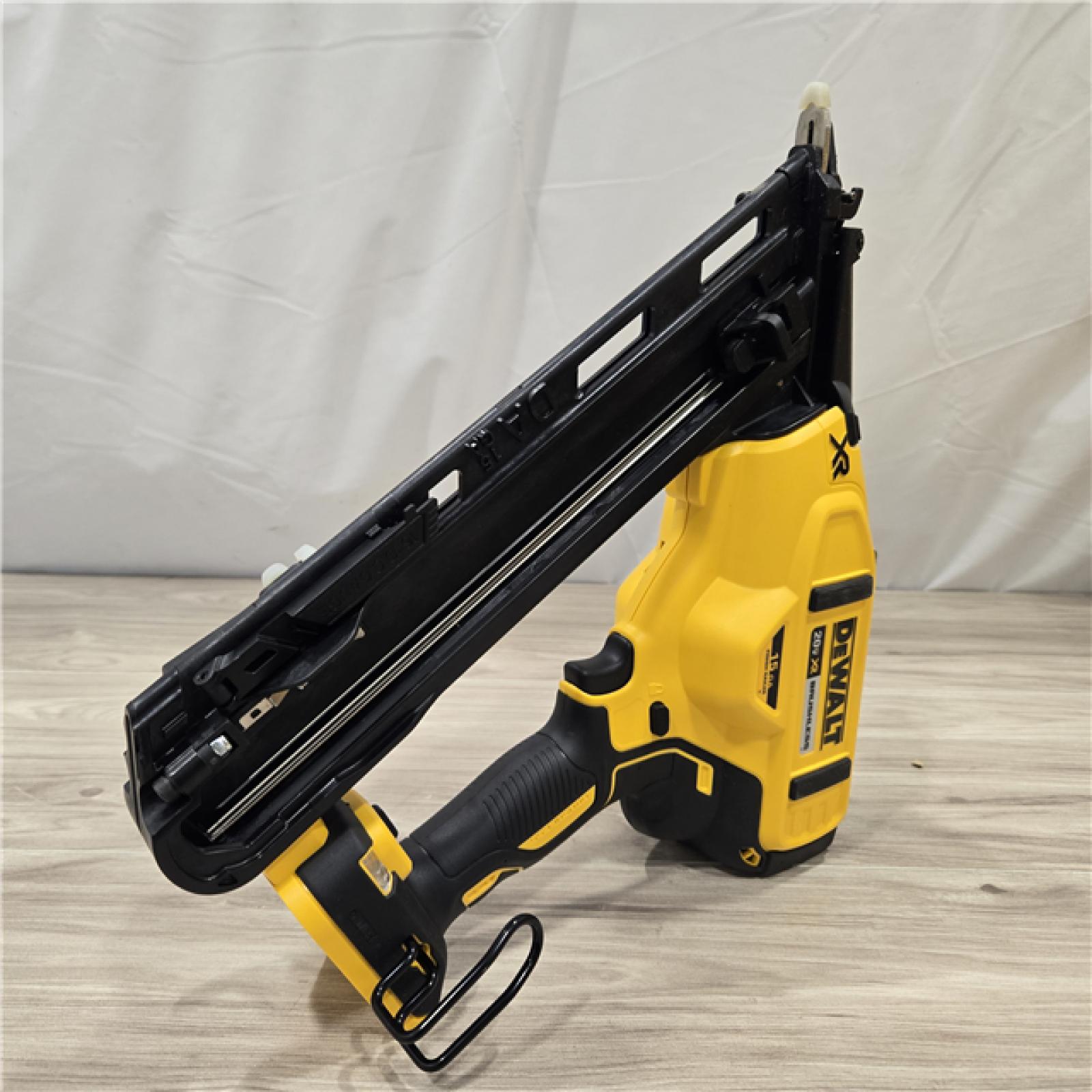 AS-IS DeWalt 15 GA ANGLED FINISH NAILER KIT