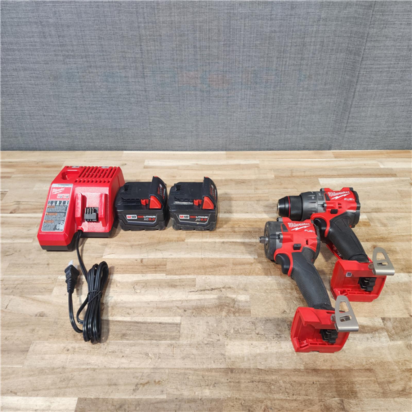 HOUSTON LOCATION - AS-IS MILWAUKEE 2 TOOL COMBO KIT W/ (2) BATTERY & CHARGER