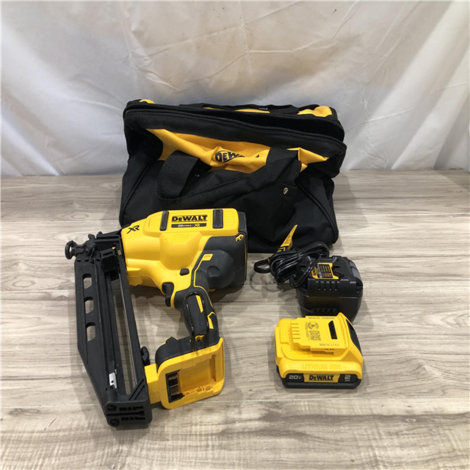 AS-IS DEWALT 20V MAX XR 16-Gauge Electric Cordless Angled Finishing Nailer Kit
