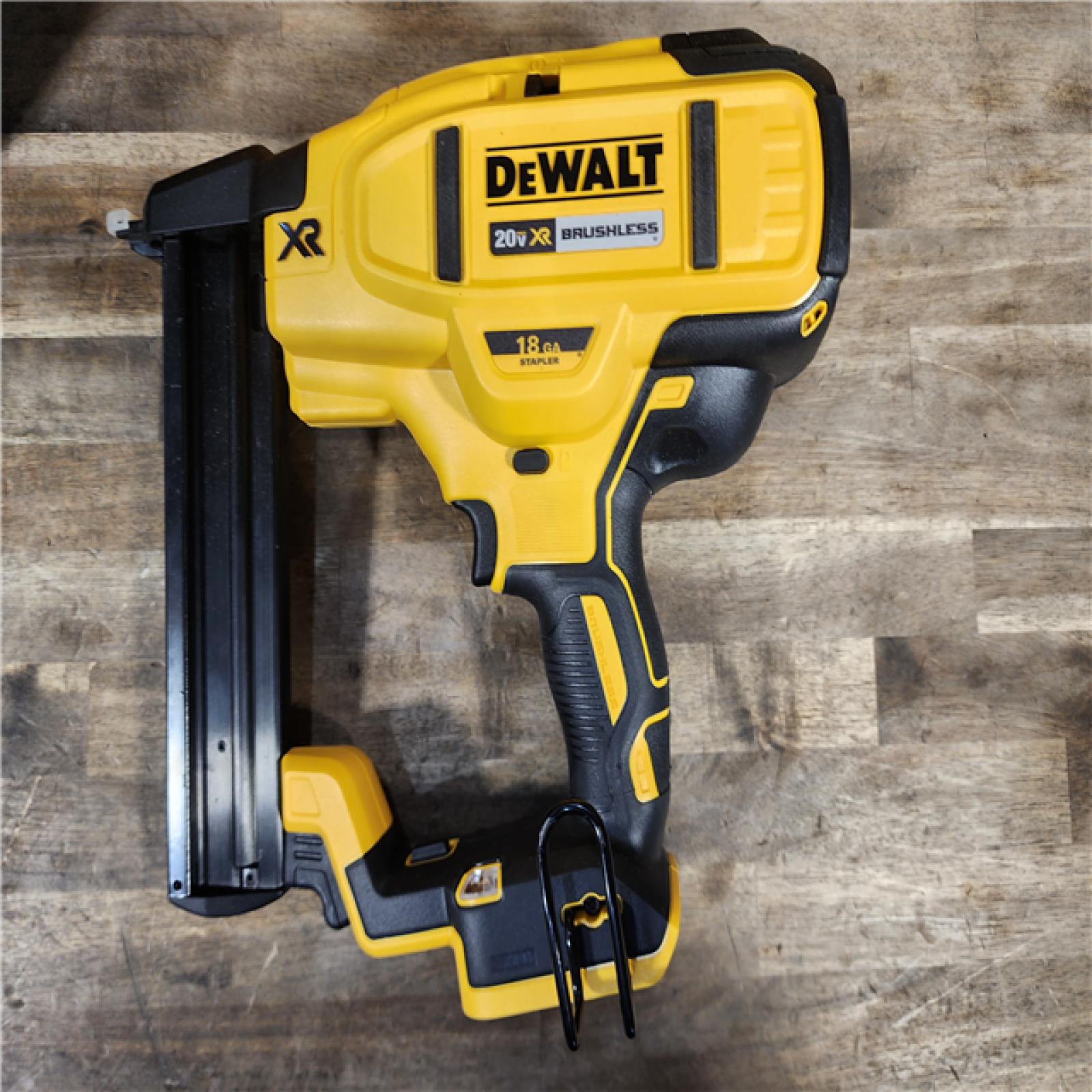 HOUSTON LOCATION - AS-IS DeWALT DCN681D1 20-Volt MAX 18ga Cordless Brushless Narrow Crown Stapler Kit
