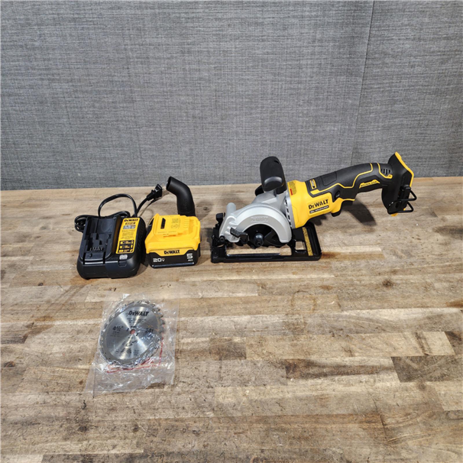 HOUSTON LOCATION - AS-IS DEWALT ATOMIC 20V MAX Cordless Brushless 4-1/2 in. Circular Saw W/ BATTERY & CHARGER