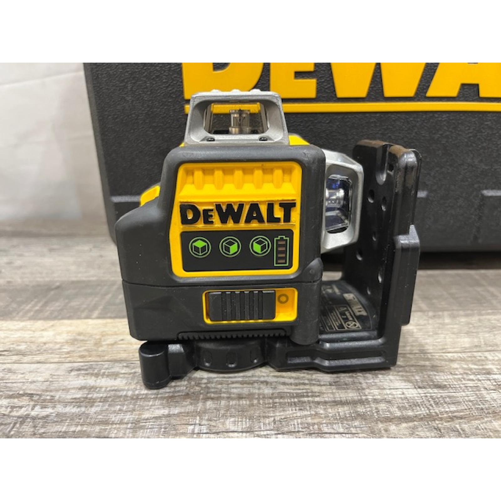 AS-IS DEWALT 12V MAX Lithium-Ion 100 ft. Green Self-Leveling 3-Beam 360 Degree Laser Level Kit