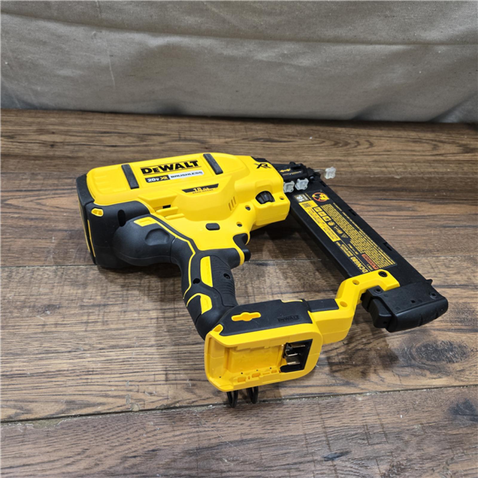 AS-IS DEWALT 20V MAX XR 18 Gauge Brad Nailer Kit