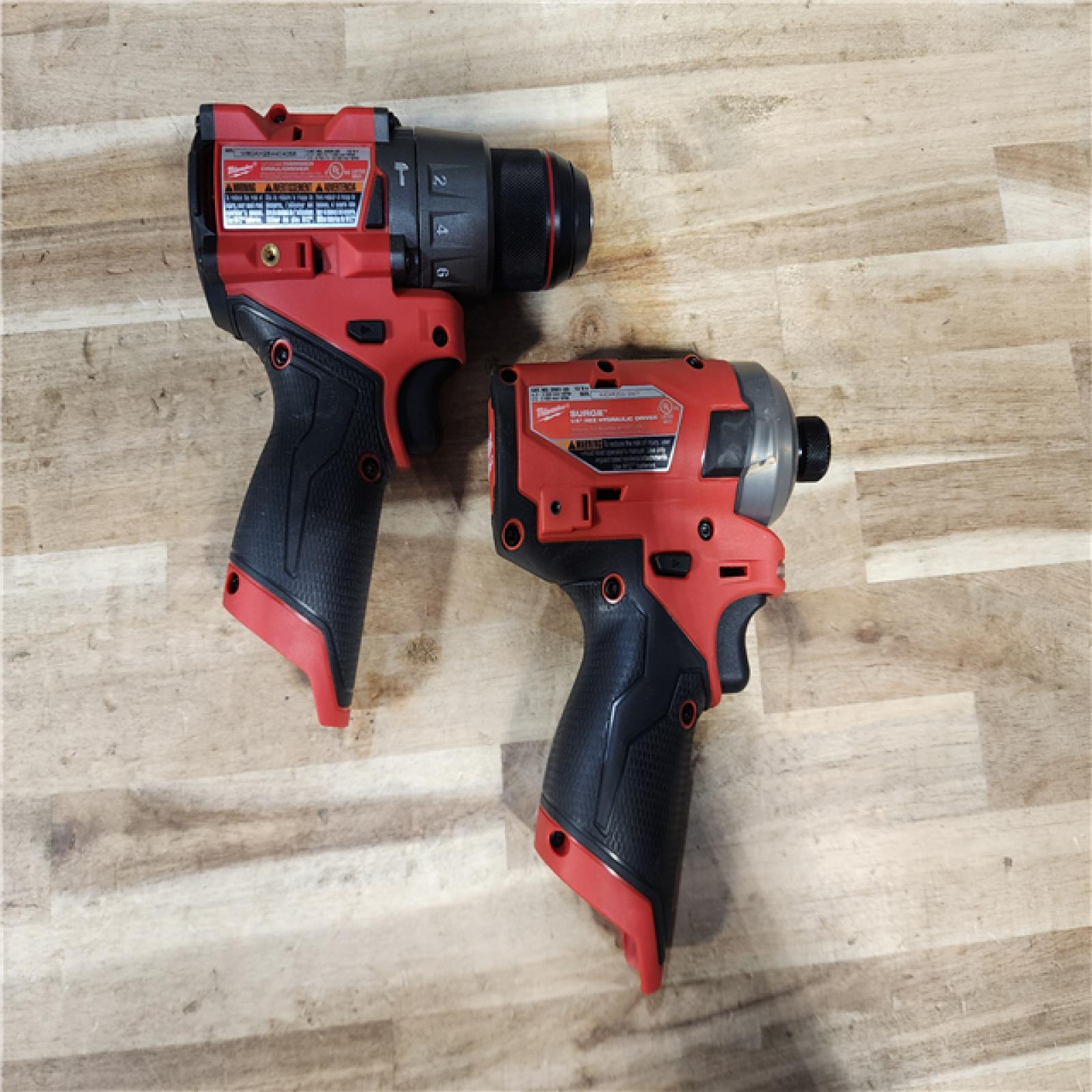 HOUSTON LOCATION - AS-IS MILWAUKEE 2 TOOL COMBO KIT W/ (2) BATTERY & CHARGER