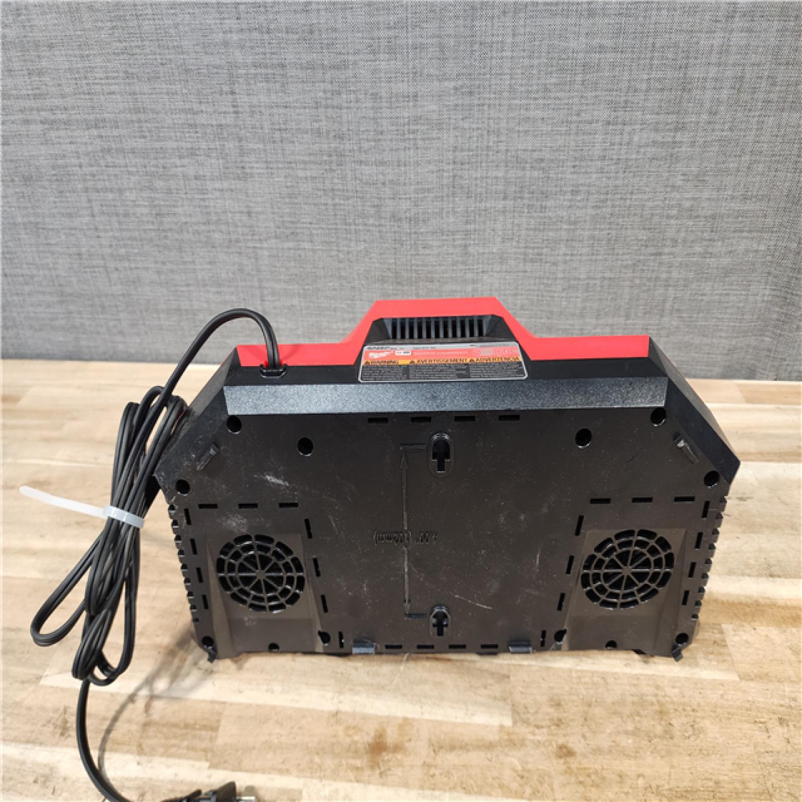 HOUSTON LOCATION - AS-IS Milwaukee M18 18V Dual Bay Simultaneous Super Charger (Tool-Only)
