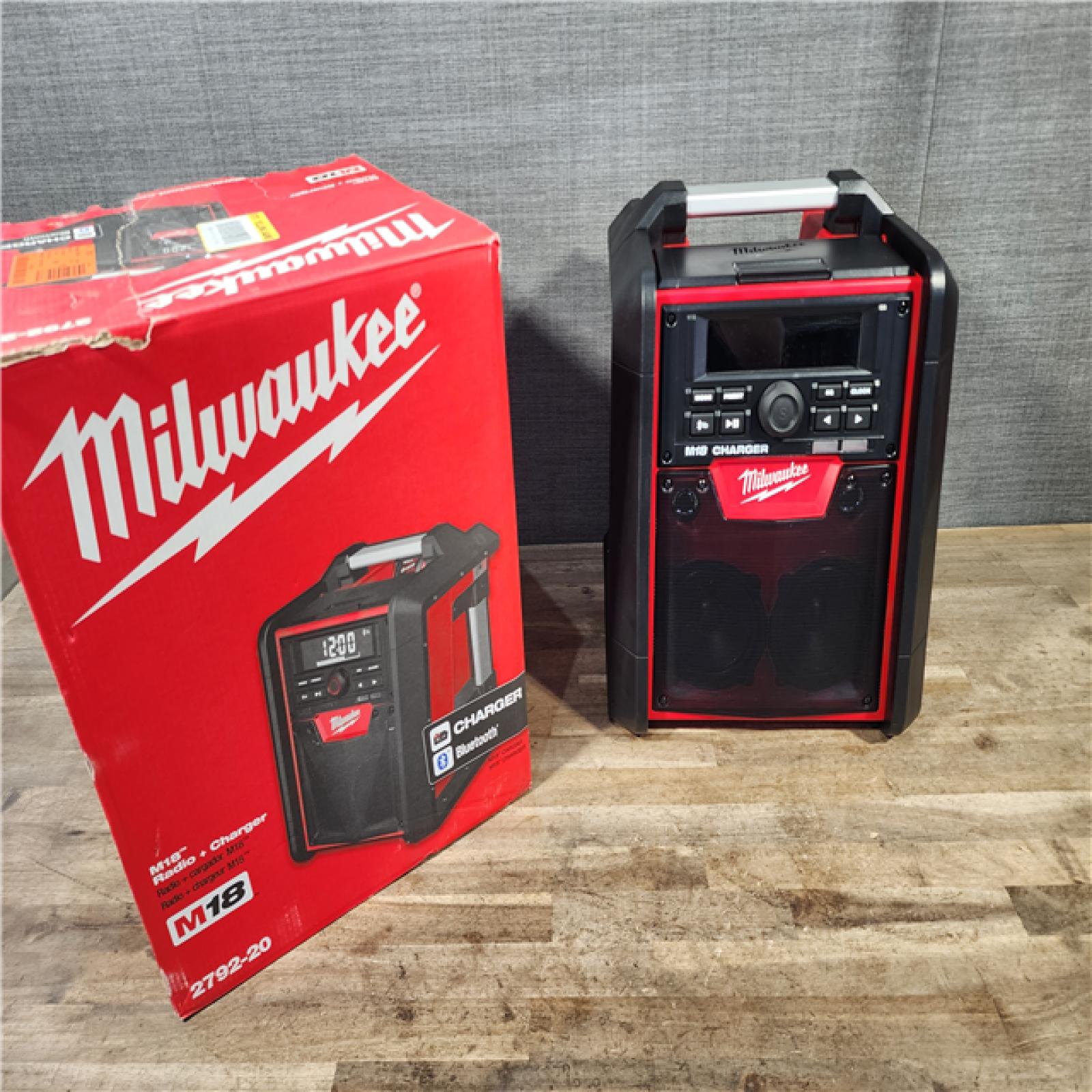 HOUSTON LOCATION - AS-IS (APPEARS LIKE NEW) Milwaukee M18 Lithium-Ion Cordless Jobsite Radio/Charger