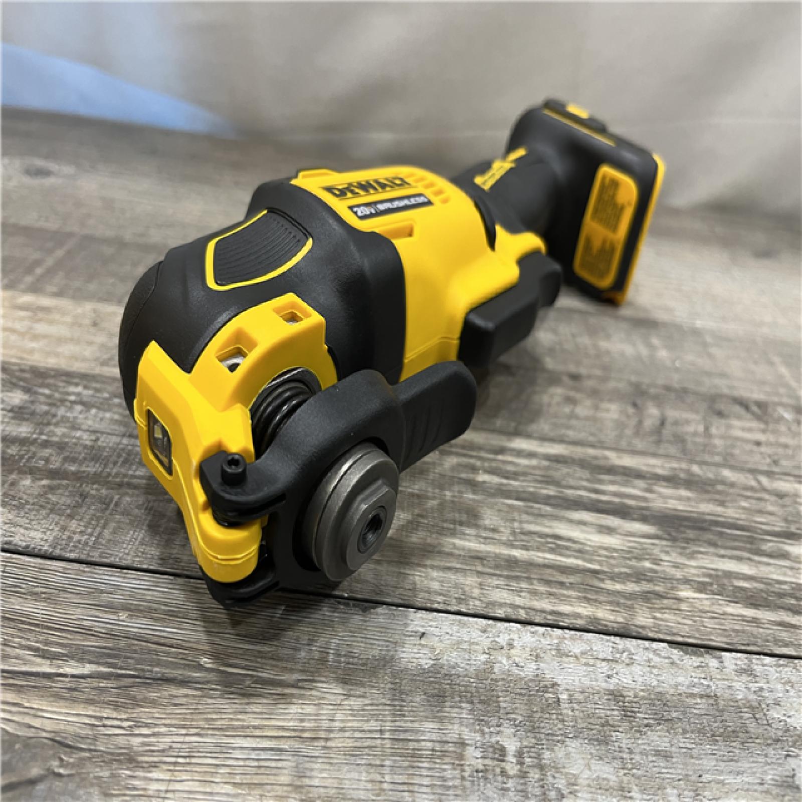 LIKE NEW - DEWALT ATOMIC 20V MAX Cordless Brushless Oscillating Multi Tool (Tool Only)