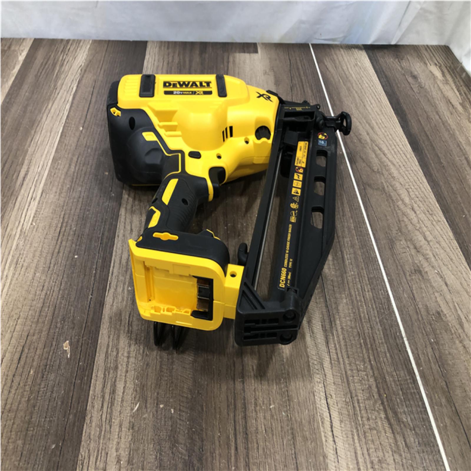 AS-IS DEWALT 20V MAX XR 16-Gauge Electric Cordless Angled Finishing Nailer Kit