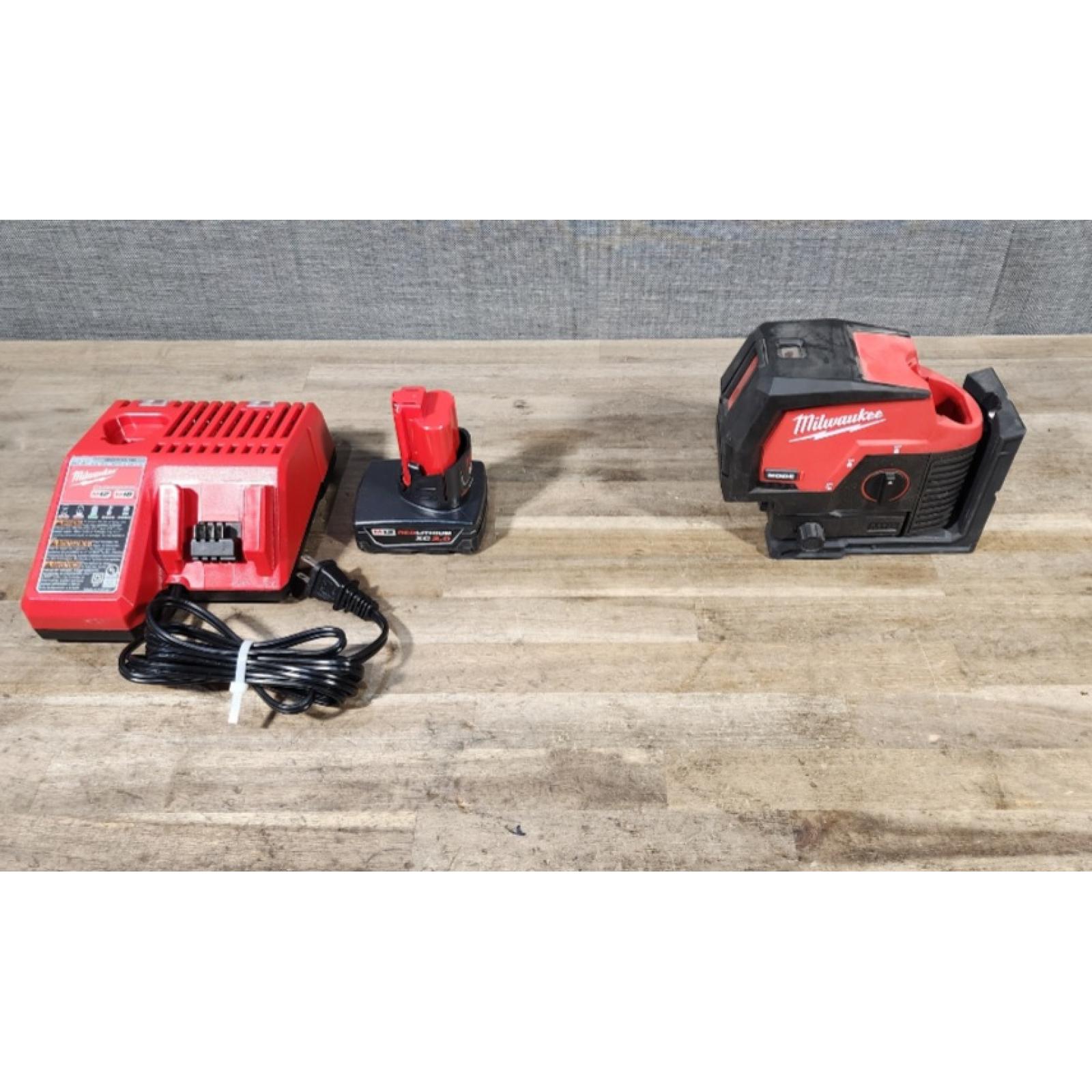 HOUSTON LOCATION - AS-IS Milwaukee Green 125 Ft. Cross Line and Plumb Points Laser Level Kit