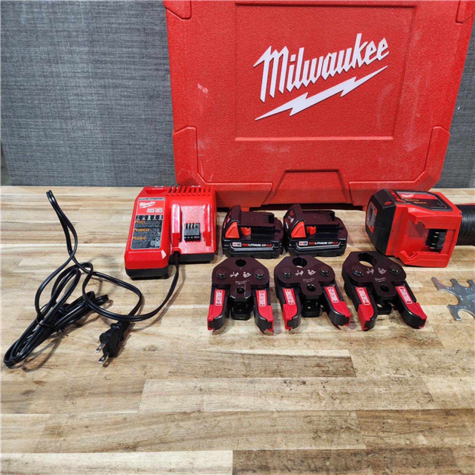 HOUSTON LOCATION - AS - IS Milwaukee 18V Lithium-Ion Cordless Short Throw Press Tool with 3 PEX Crimp Jaws Kit