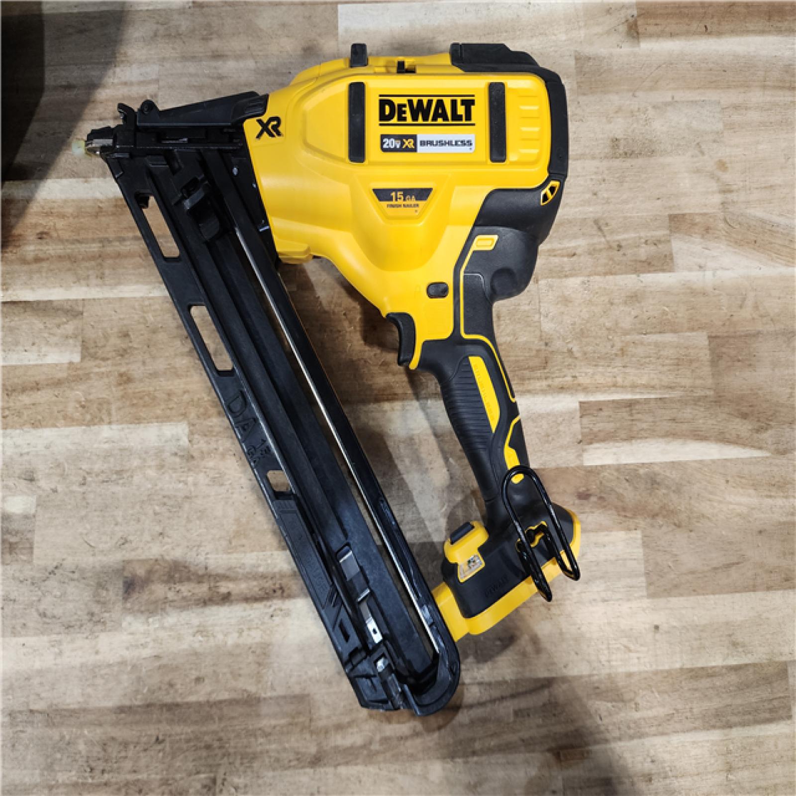 HOUSTON LOCATION - AS-IS DEWALT 20V MAX XR Lithium-Ion Cordless 2-1/2 in. 15-Gauge Finish Nailer Kit