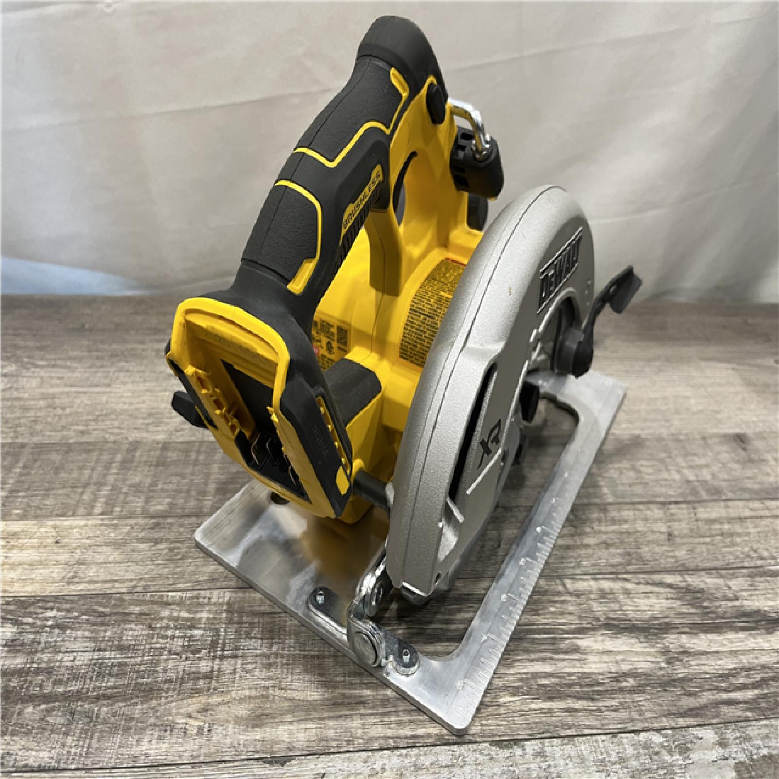 AS-IS DEWALT 20-Volt MAX 7-1/4 in. Cordless Circular Saw (Tool Only)