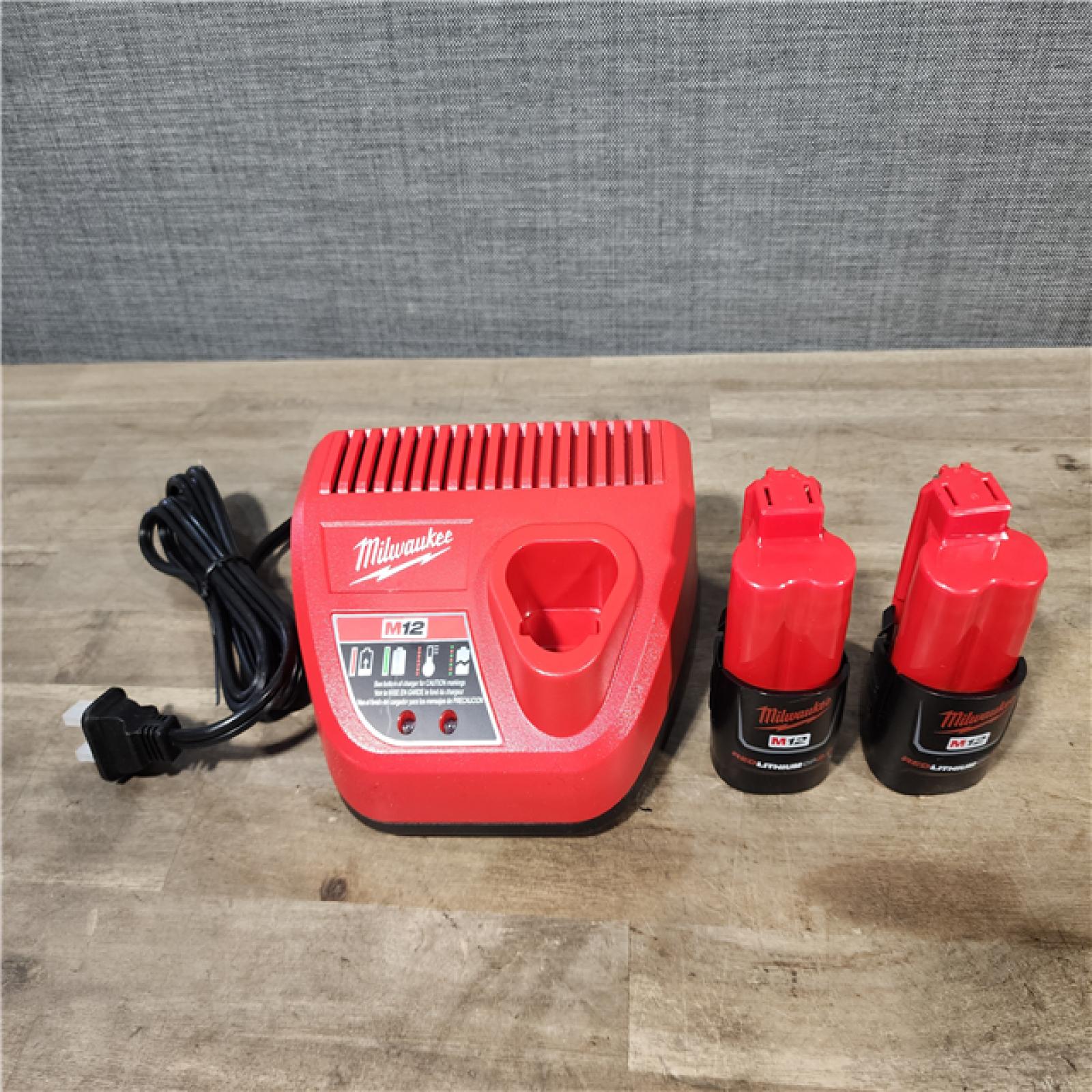 HOUSTON LOCATION - AS-IS MILWAUKEE 2 TOOL COMBO KIT W/ (2) BATTERY & CHARGER
