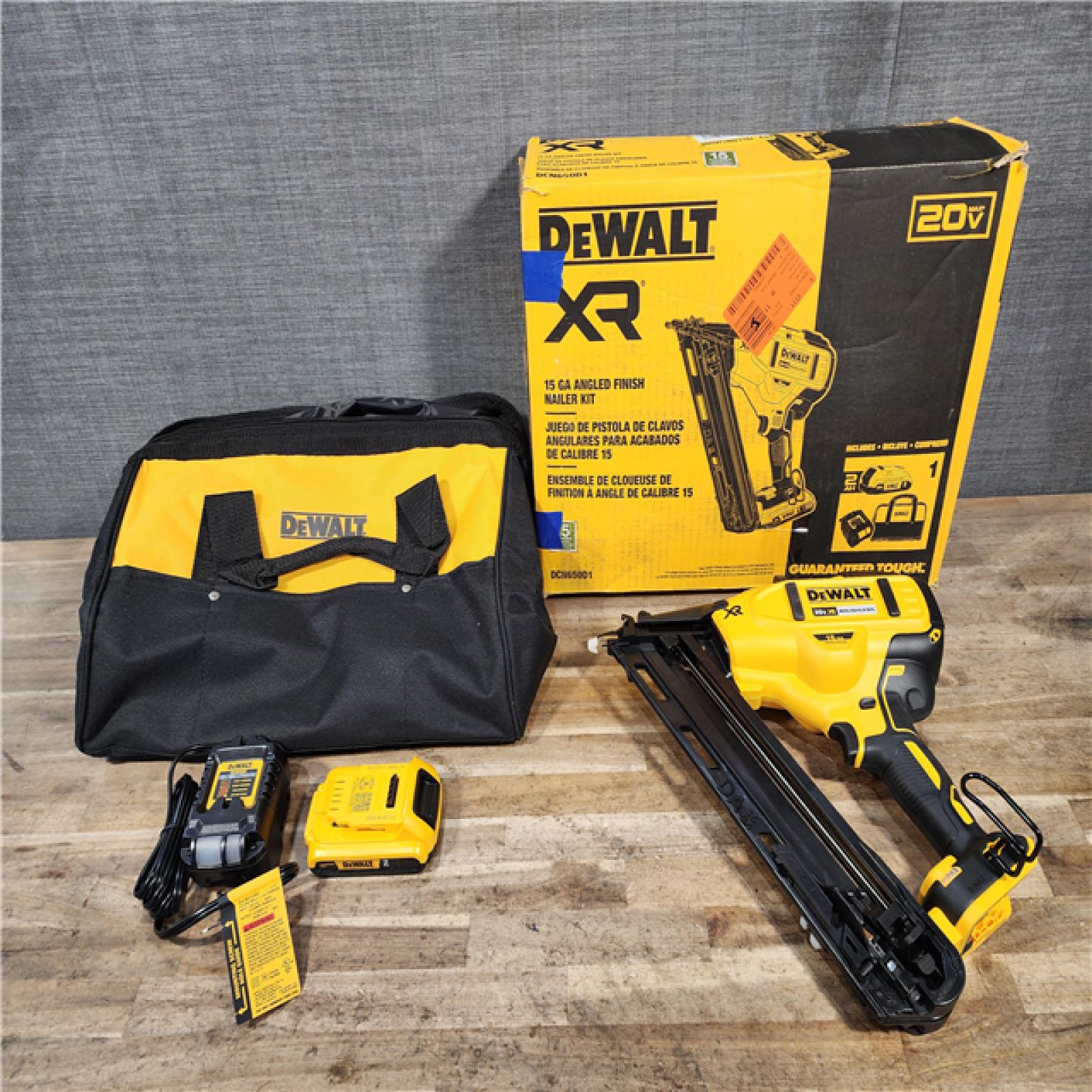 HOUSTON LOCATION - AS-IS DeWalt 15 GA ANGLED FINISH NAILER KIT W/ BATTERY & CHARGER