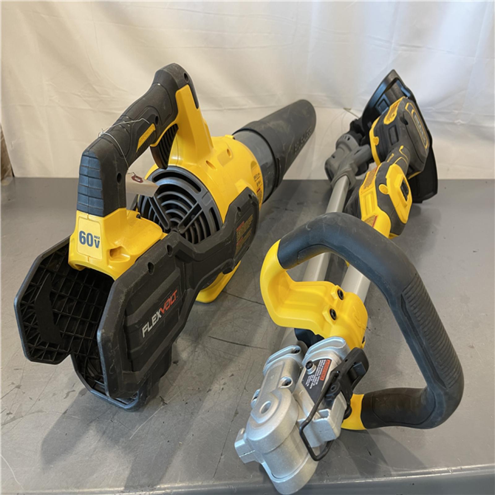 AS-IS - DEWALT 20V MAX Cordless Battery Powered String Trimmer & Blower Combo Kit