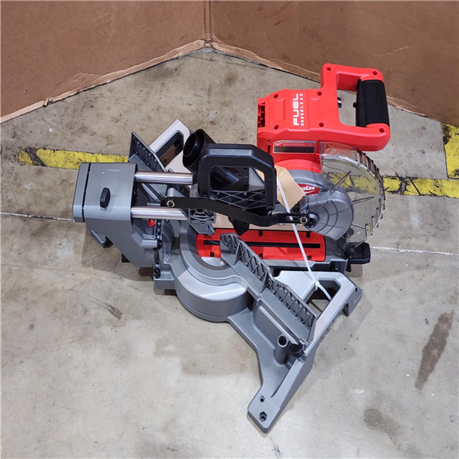 HOUSTON LOCATION - AS-IS (APPEARS LIKE NEW) Milwaukee 2733-20 M18 Fuel 7-1/4 Dual Bevel Sliding Compound Miter Saw  Tool Only