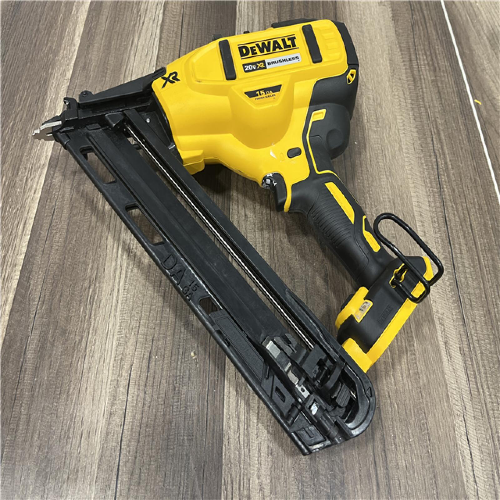GOOD DEWALT 20V MAX XR 15 Ga. Cordless 34 Deg Nailer 20 V