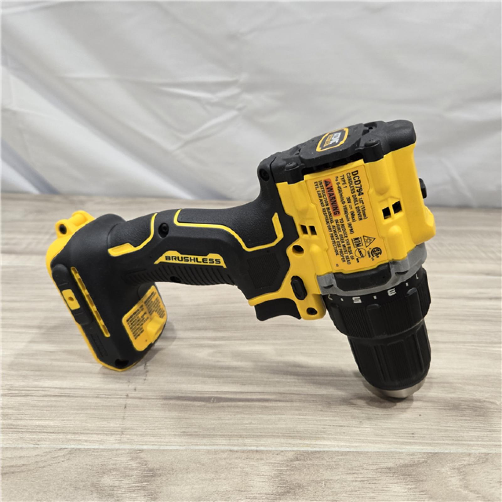 LIKE NEW! - Dewalt DCK225D2 20V MAX ATOMIC Cordless Drill Driver and Impact Driver Combo Kit