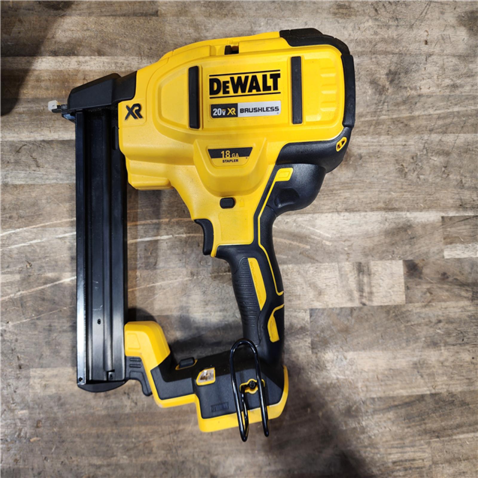 HOUSTON LOCATION - AS-IS DeWALT DCN681D1 20V MAX 18ga Cordless Brushless Narrow Crown Stapler Kit w/ BATTERY & CHARGER
