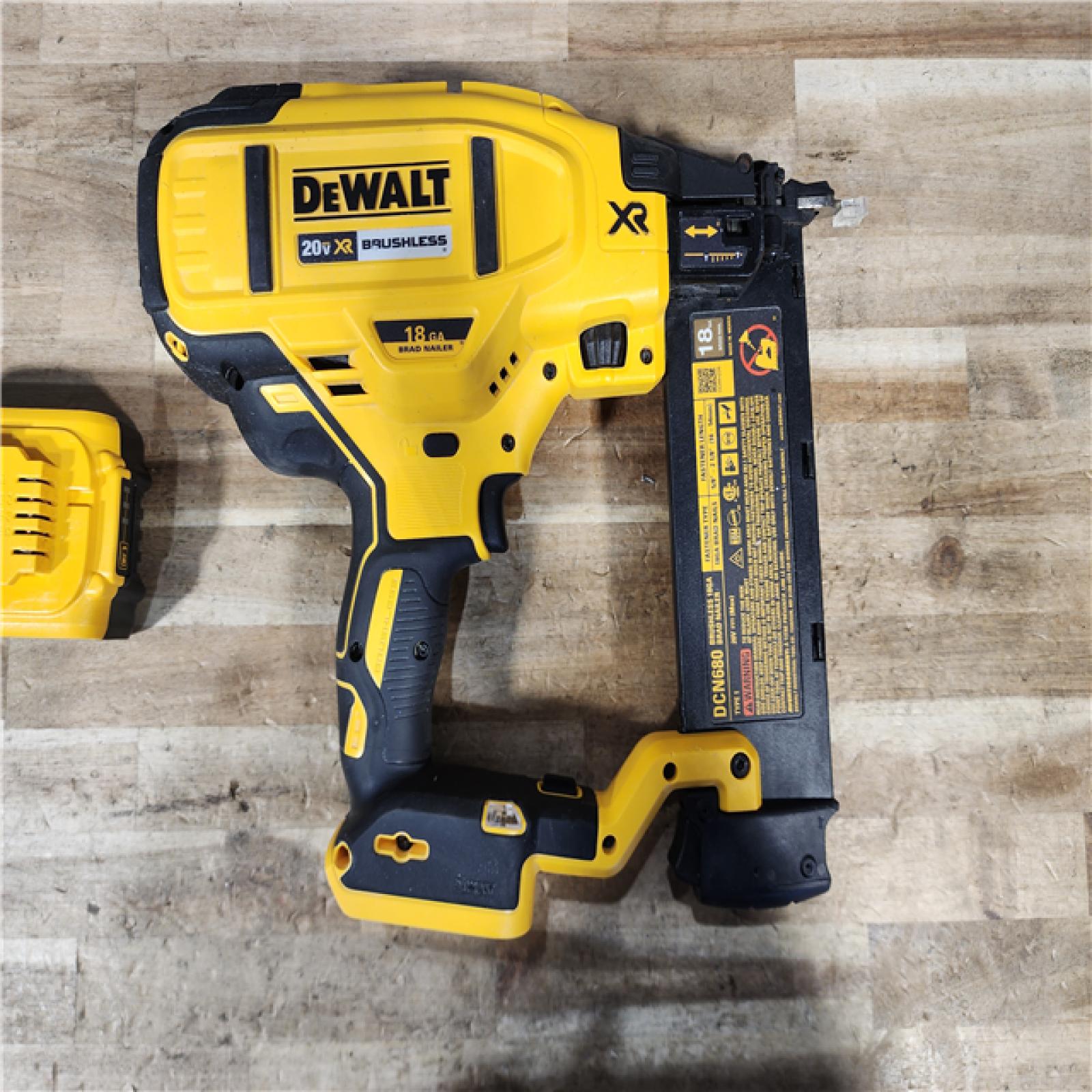 HOUSTON LOCATION - AS - IS DEWALT 20V MAX XR 18 Gauge Brad Nailer Kit