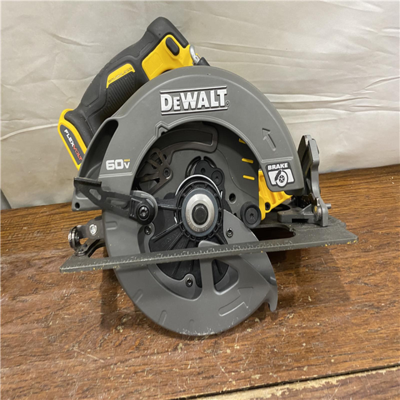 AS-IS DeWALT Flexvolt Max 7-1/4  60V Brushless Circular Saw DCS578B