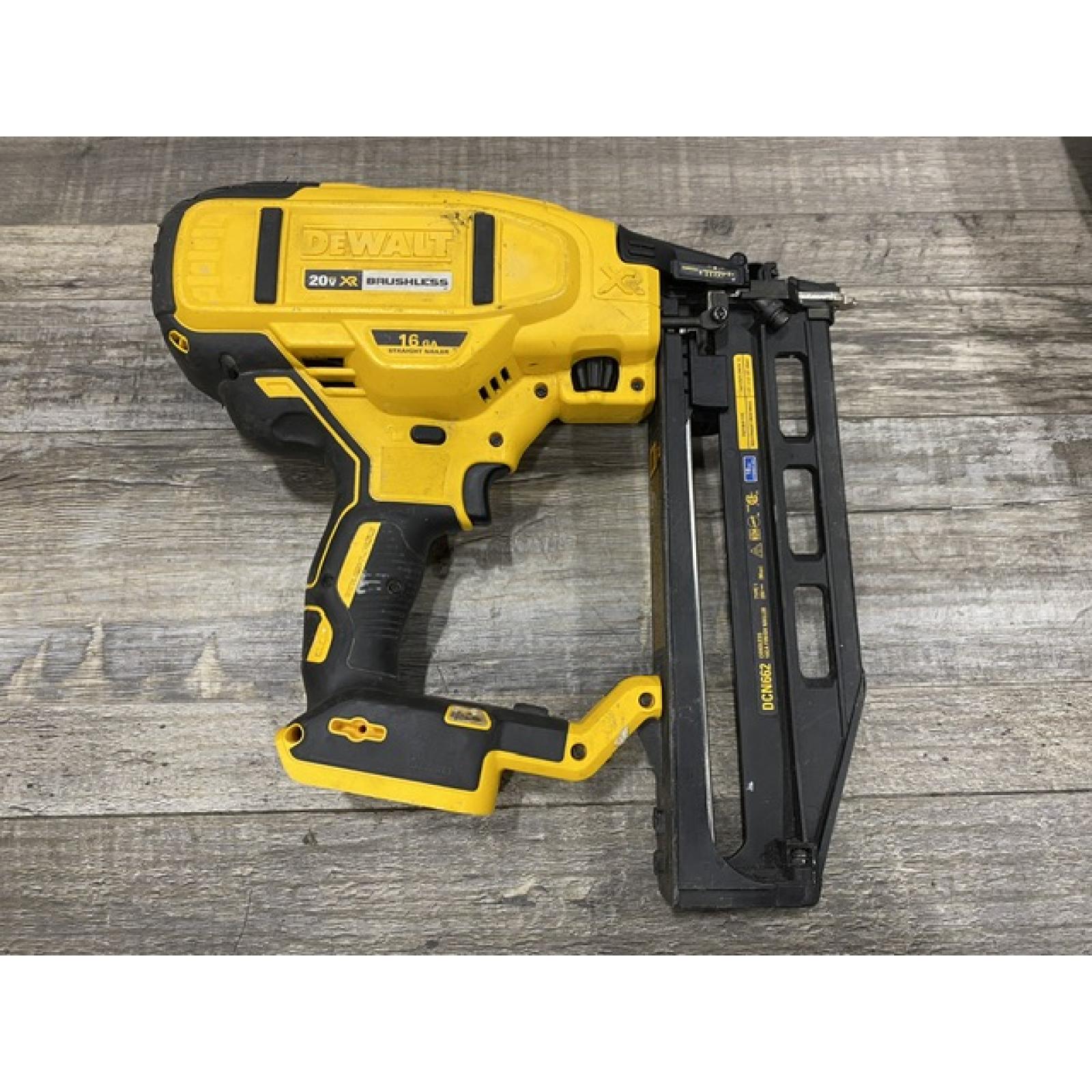 AS-IS DEWALT 20V MAX XR Lithium-Ion 16-Gauge Cordless Finish Nailer Kit