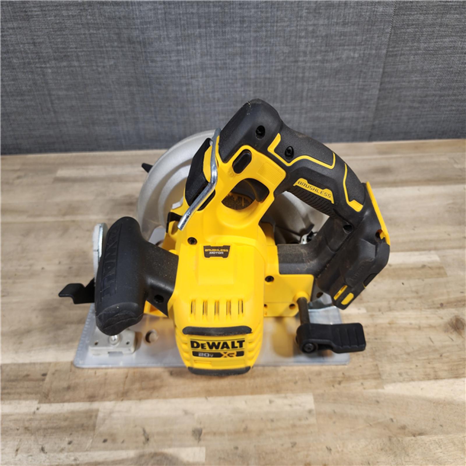 HOUSTON LOCATION - AS-IS DEWALT 20-Volt MAX 7-1/4 in. Cordless Circular Saw (Tool Only)