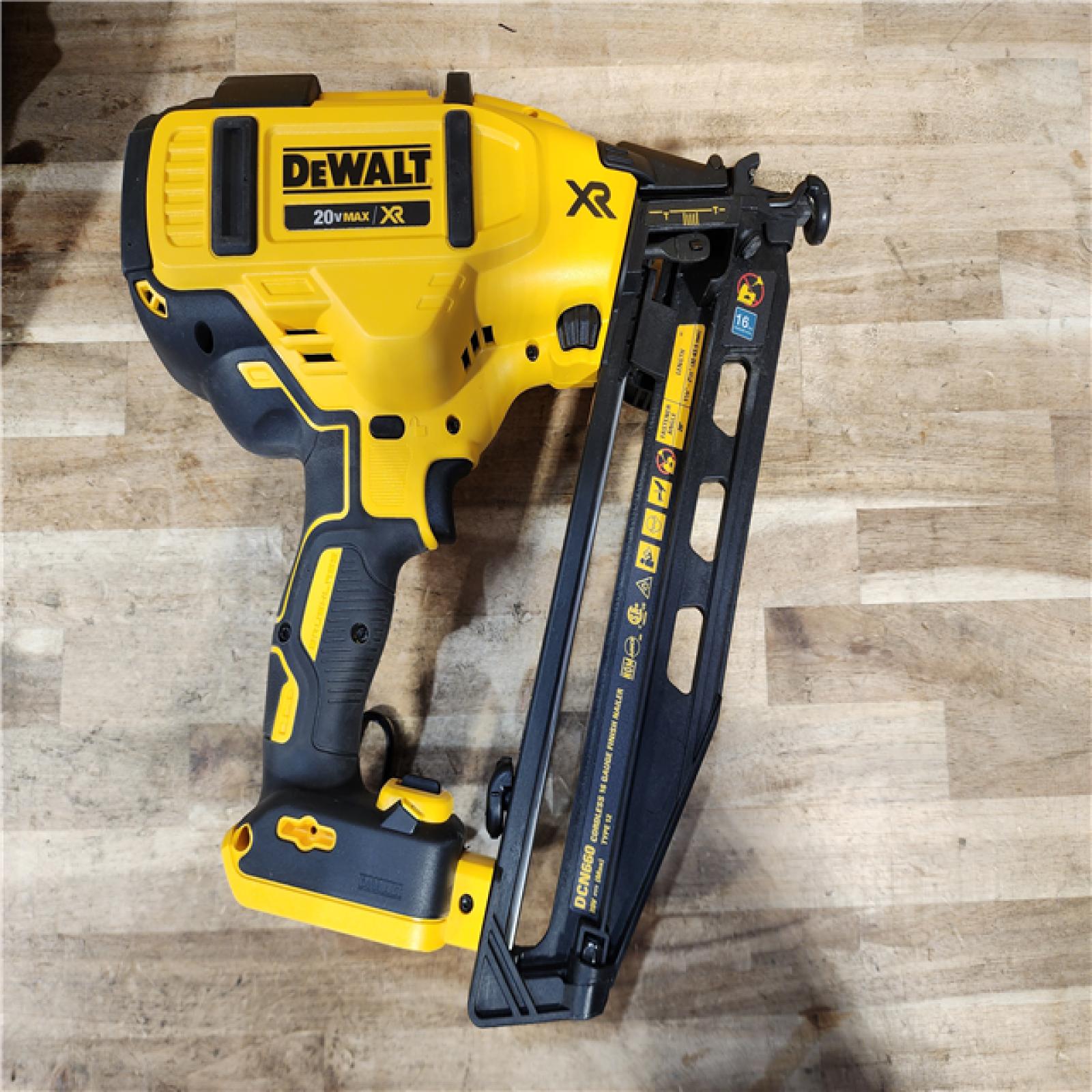 HOUSTON LOCATION - AS-IS DEWALT 20V MAX XR 16-Gauge Electric Cordless Angled Finishing Nailer Kit