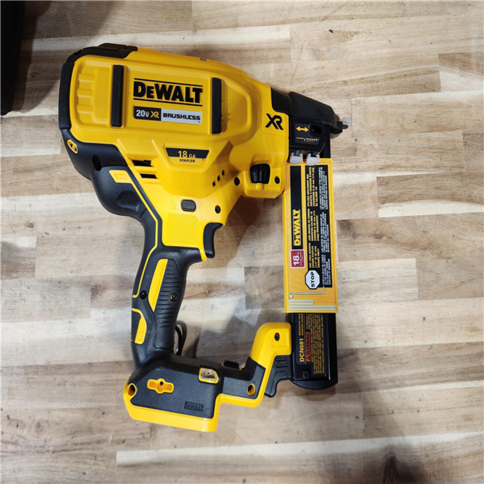HOUSTON LOCATION - AS-IS (APPEARS LIKE NEW) DeWALT DCN681D1 20V MAX 18ga Cordless Brushless Narrow Crown Stapler Kit w/ BATTERY & CHARGER