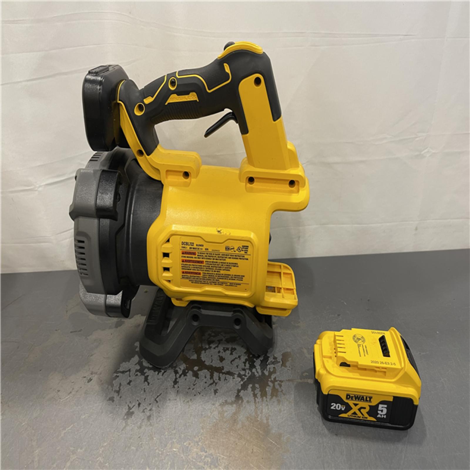 AS-IS - DEWALT 20V MAX 125 MPH 450 CFM Brushless Cordless Battery Powered Blower Kit