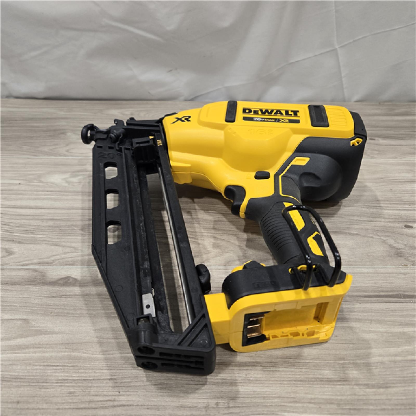 AS-IS DeWalt 20V 16 Gauge Cordless Angled Finish Nailer Kit