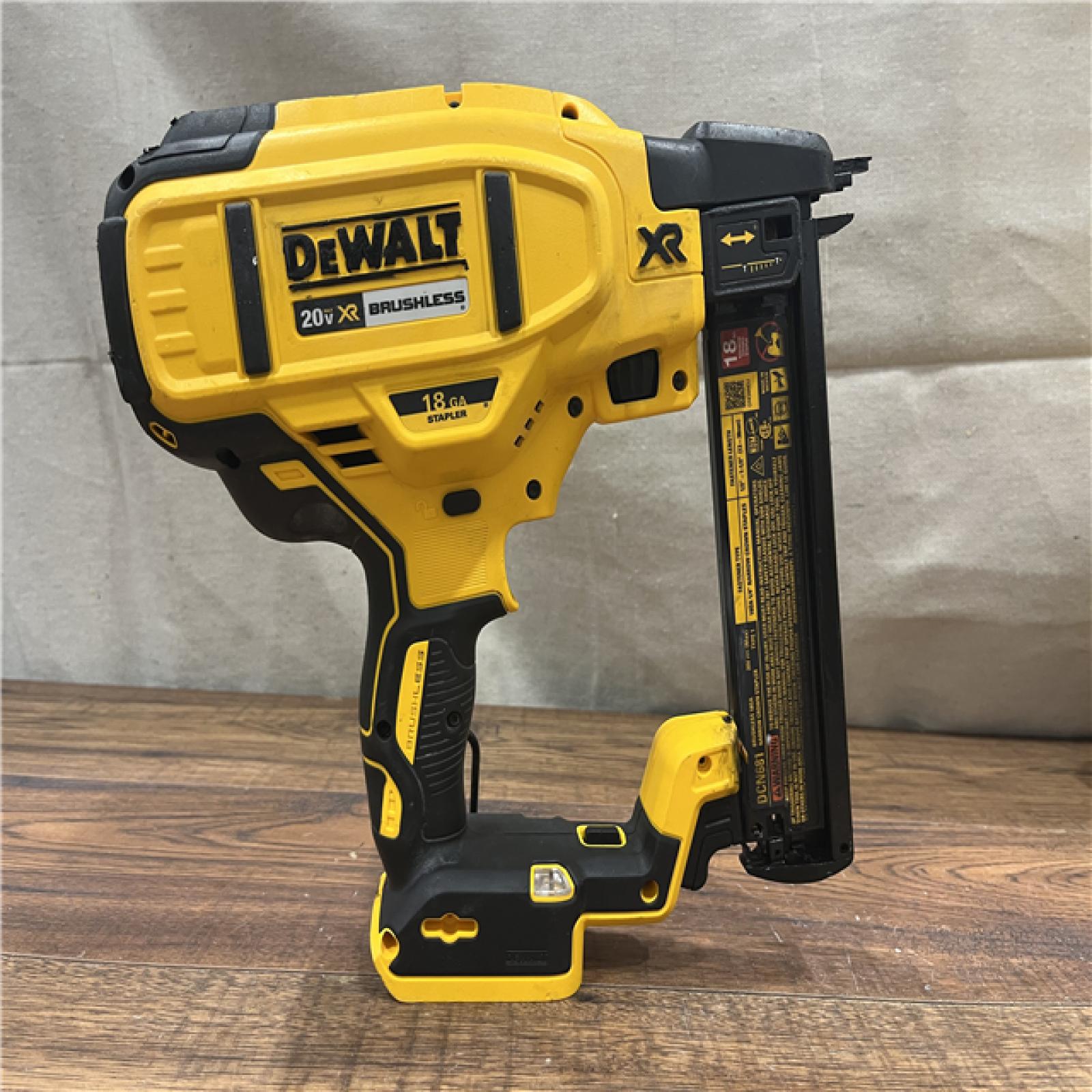 AS-IS DEWALT DCN681D1 20V 18Ga Stapler Kit