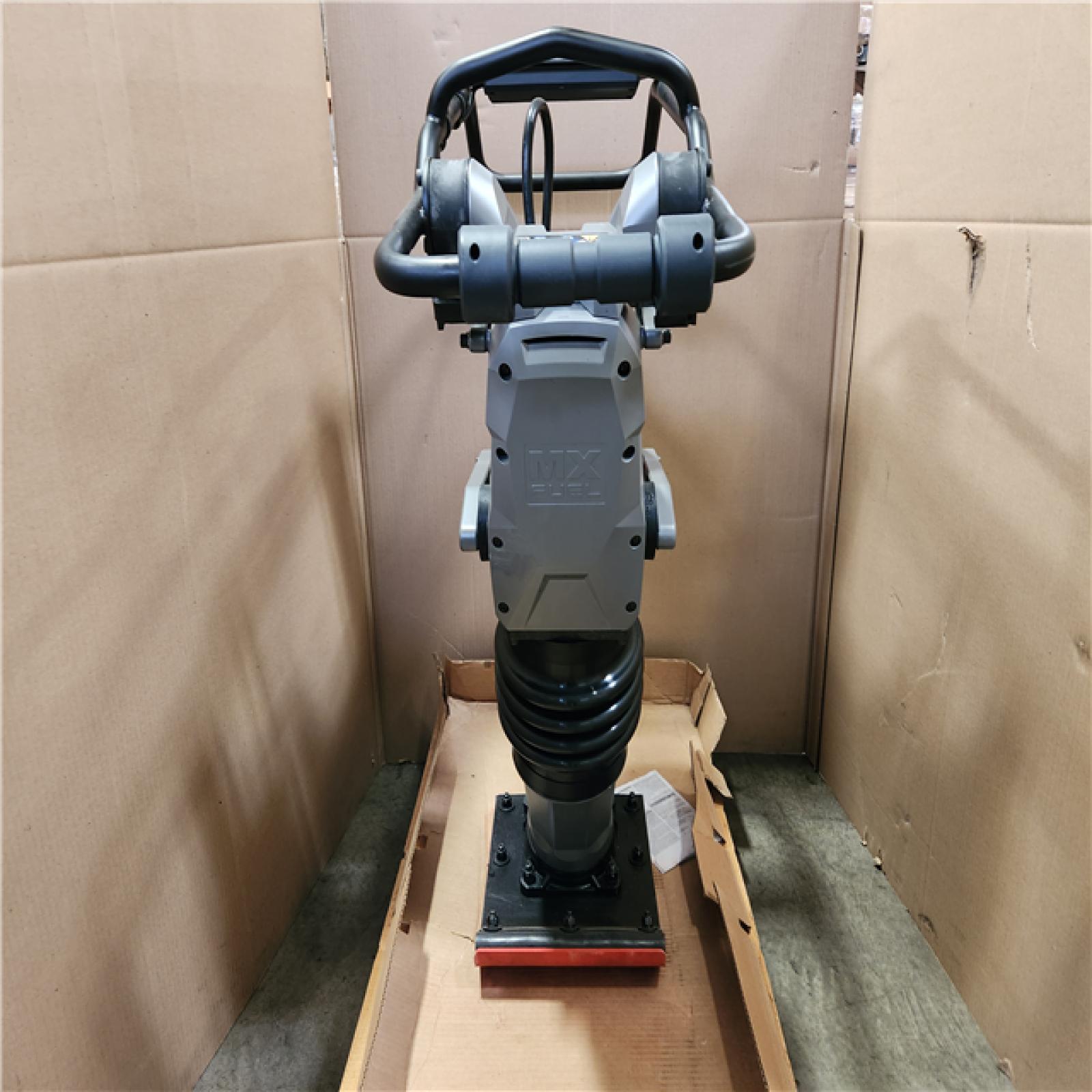 Phoenix Location Milwaukee MX FUEL 70 KG hammer Kit with (2) MX FUEL FORGE HD12.0 Batteries and (1) MX FUEL Super Charger