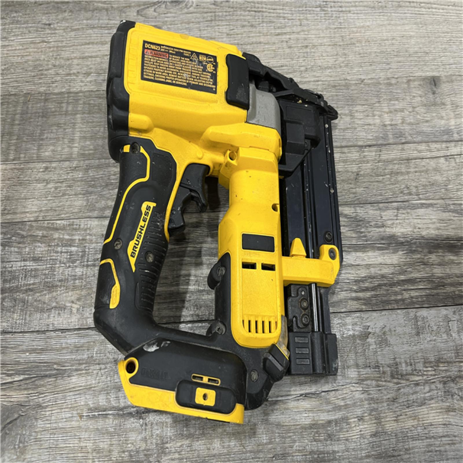 AS-IS DEWALT ATOMIC 20V MAX Lithium Ion Cordless 23 Gauge Pin Nailer Kit