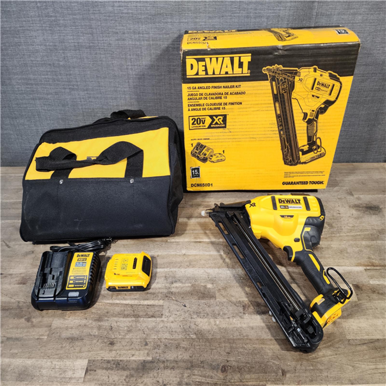 HOUSTON LOCATION - AS-IS DeWalt 15 GA ANGLED FINISH NAILER KIT W/ BATTERY & CHARGER