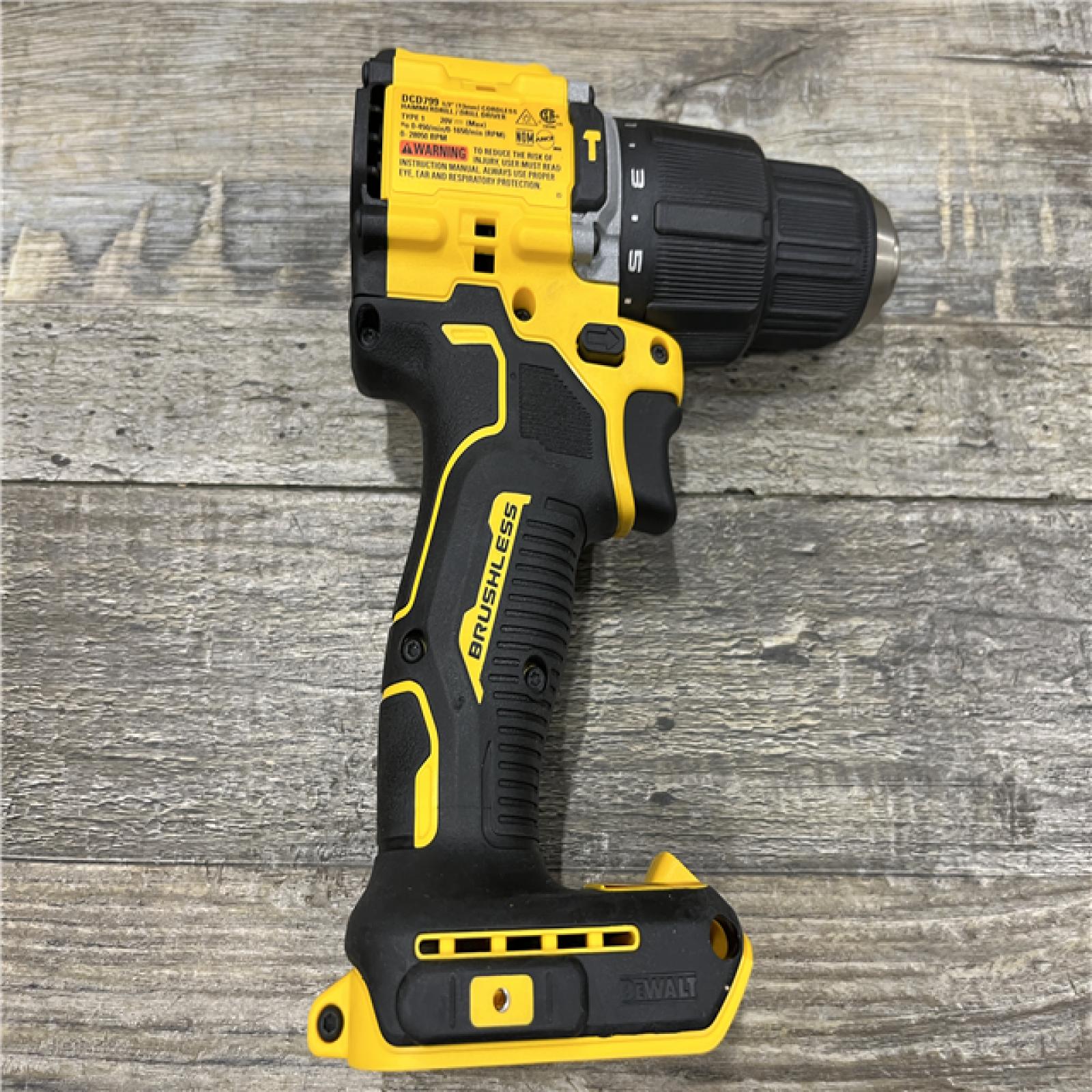 LIKE NEW - DEWALT ATOMIC 20V Cordless 1/2 in. Compact Hammer Drill Kit